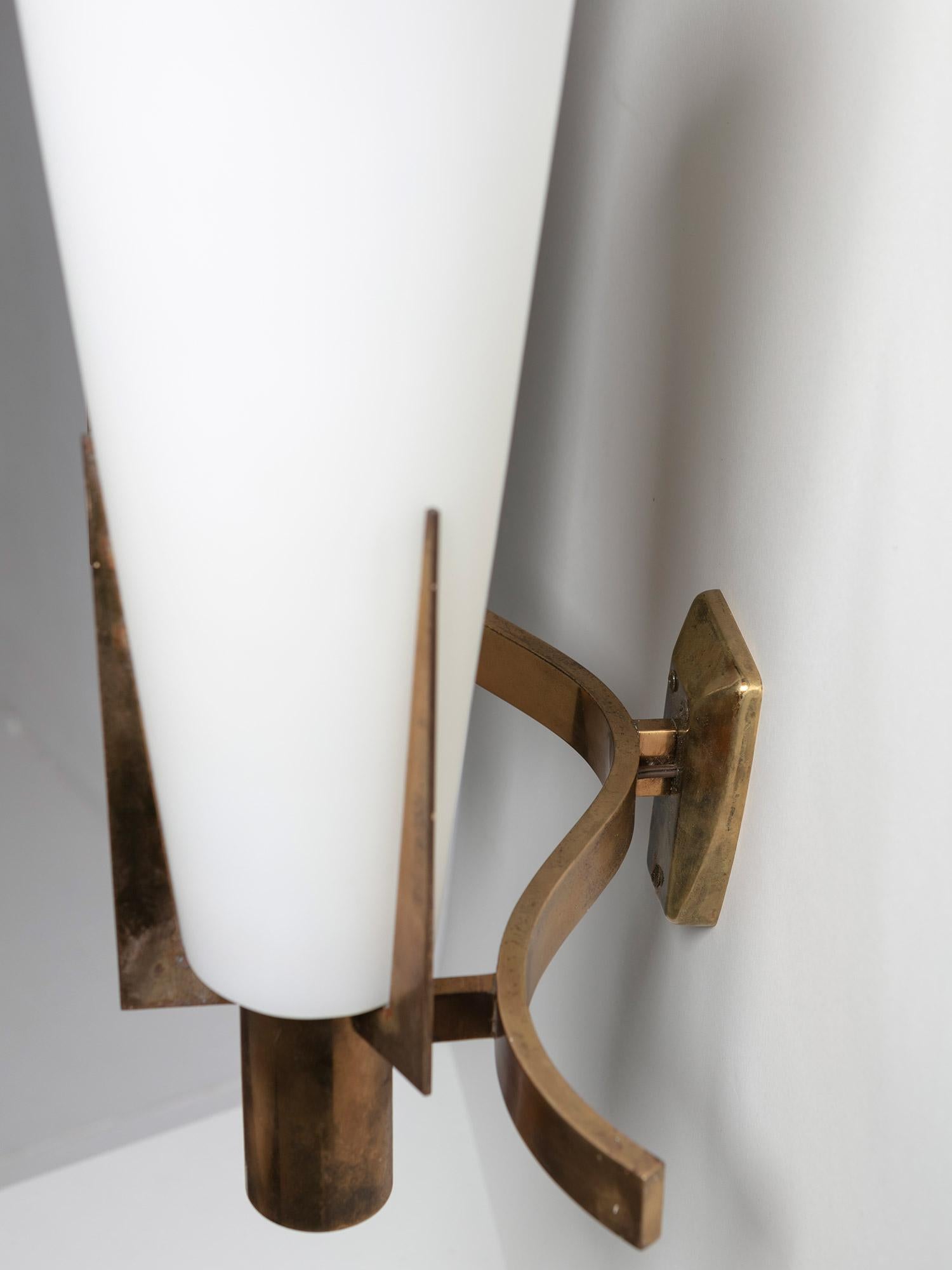Large Opaline and Brass Model 2021/2 Wall Lamp by Stilnovo, Italy, 1960s For Sale 1