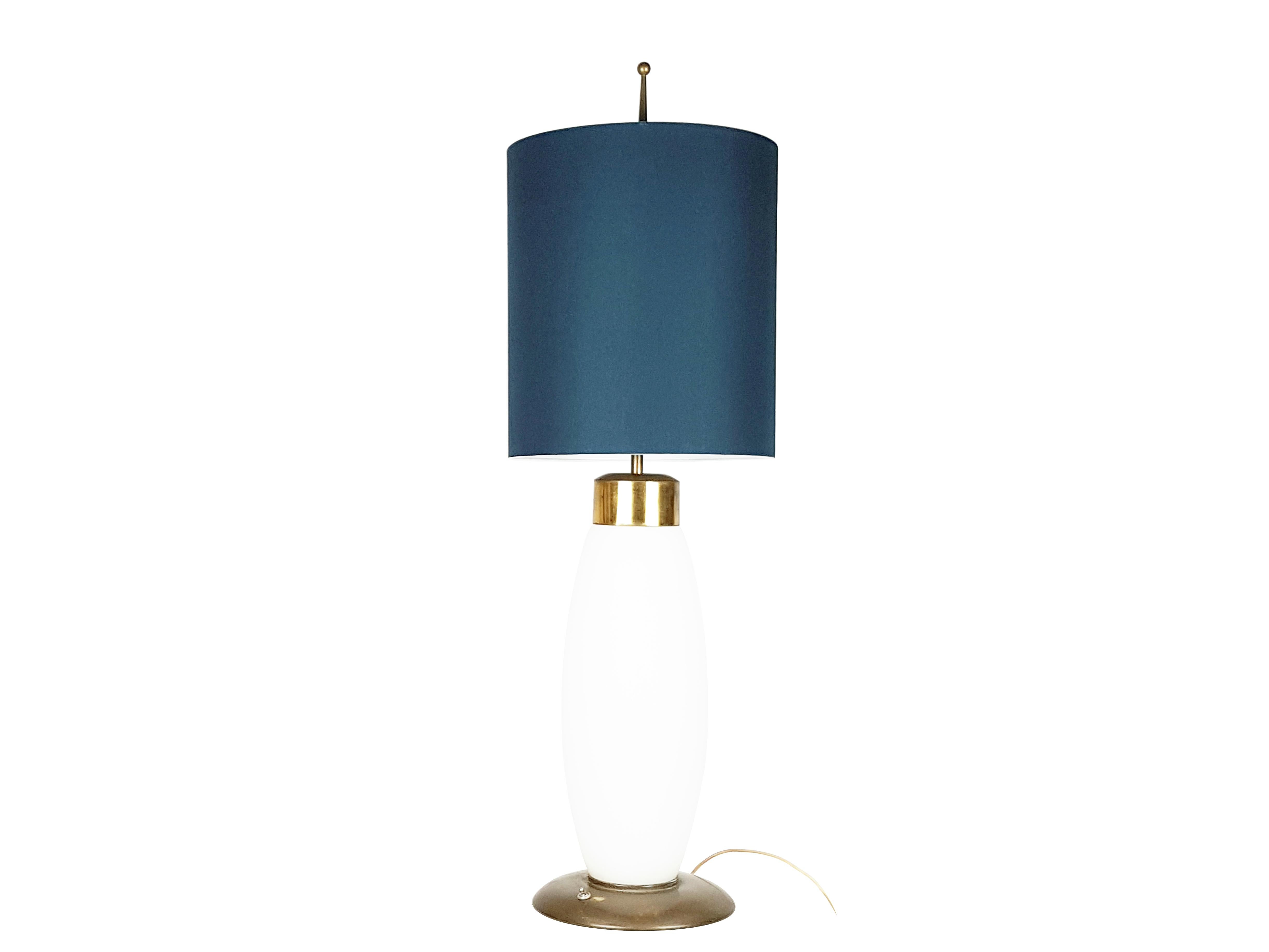 Large Opaline glass & brass Mid-century table lamp by Stilnovo For Sale 4