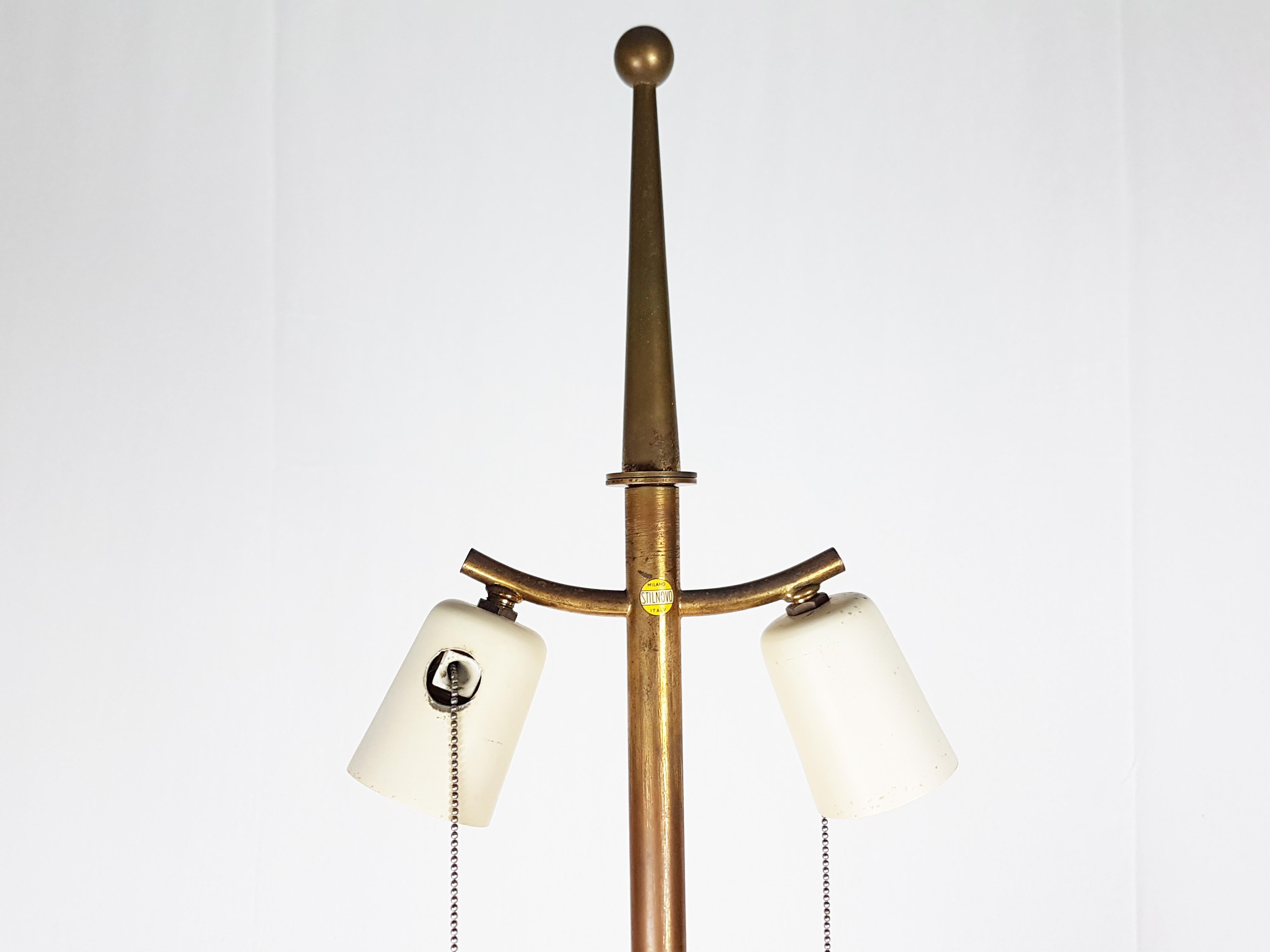 This large table lamp is made of satin opaline glass with brass elements and remains in overall good condition: Oxidation patina on the brass. The switch has been replaced. Lampshade reupholstered in coated fabric.
Equipped with 3 independent