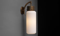 Grande applique in vetro opalino e ottone, Made in Italy