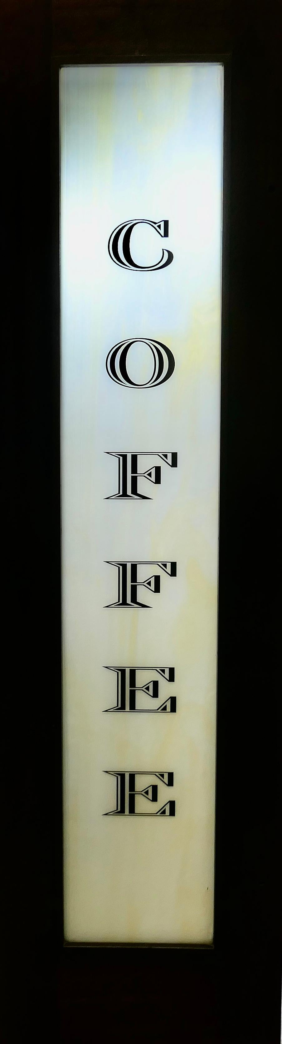Mid-Century moderno Insegna bar grande in vetro opalino  Risparmiato durante la ristrutturazione, questo ottimo in vendita