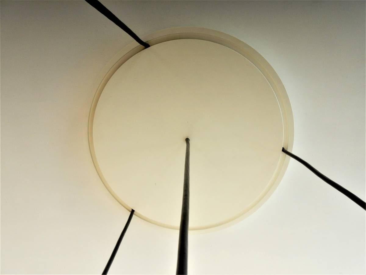 Tedesco Grande lampadario a globo in vetro opalino per Glashütte Limburg, Germania, anni '70 in vendita