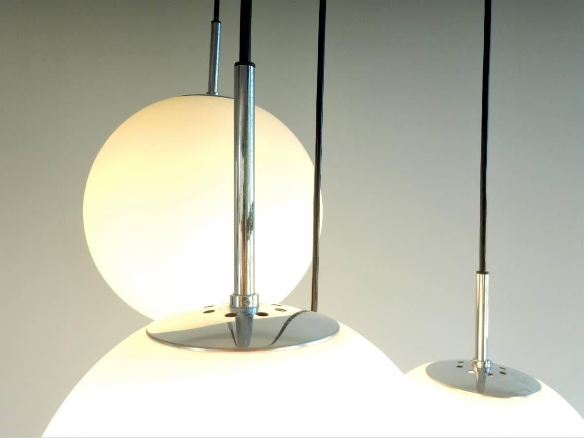 Grande lampadario a globo in vetro opalino per Glashütte Limburg, Germania, anni '70 In condizioni buone in vendita a Steenwijk, NL