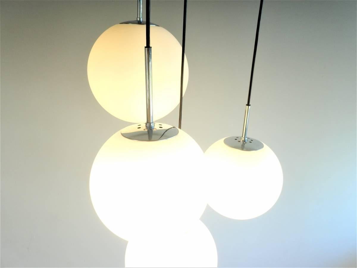 Fine XX secolo Grande lampadario a globo in vetro opalino per Glashütte Limburg, Germania, anni '70 in vendita
