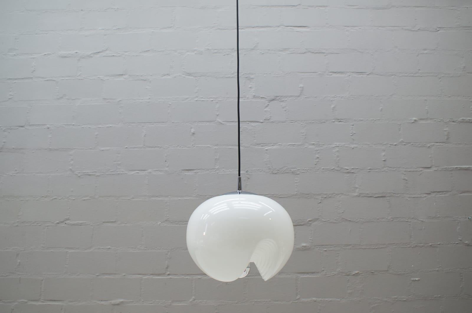 Ceiling Lamp Wave by Koch & Lowy for Peill & Putzler, Germany Düren 1960s.

1 x E27 Edison screw fit bulb holder, is rewired and in working condition. It runs both on 110/230 Volt.