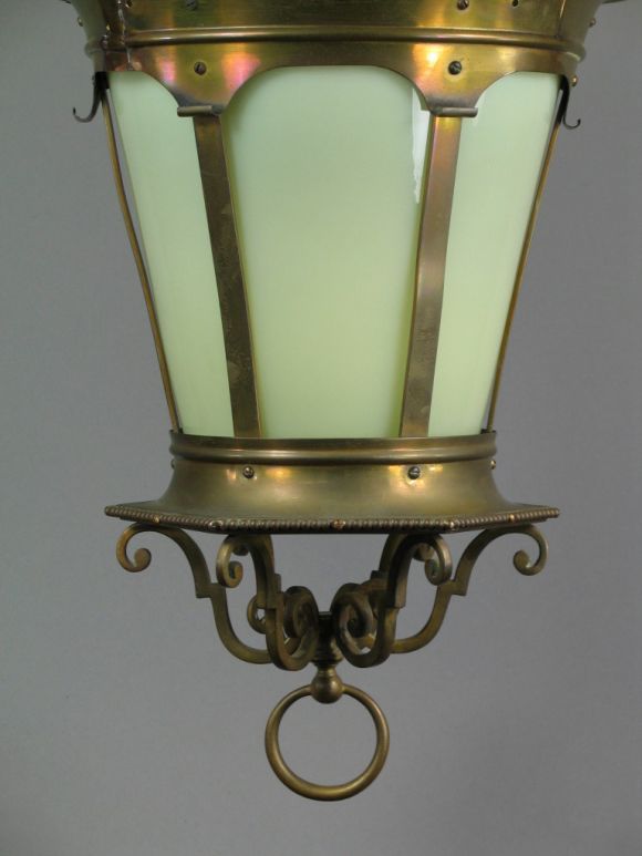 XX secolo Antico inglese sovradimensionato  Lanterna in vetro opalino, 1920 circa in vendita
