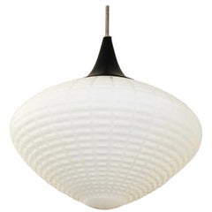 Grand lustre à suspension en verre opalin des années 1950