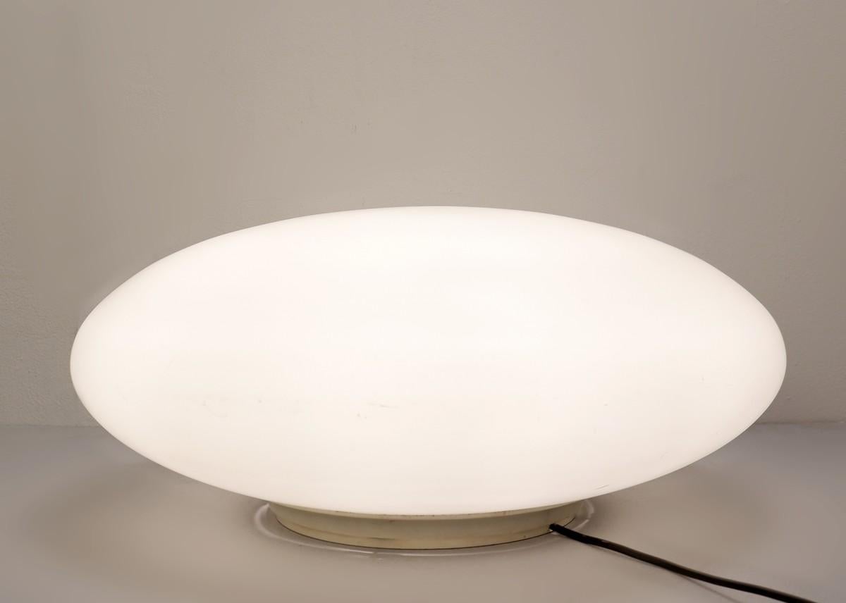 Grande lampe de table en verre opalin. Mesures : Ø 55cm.
 