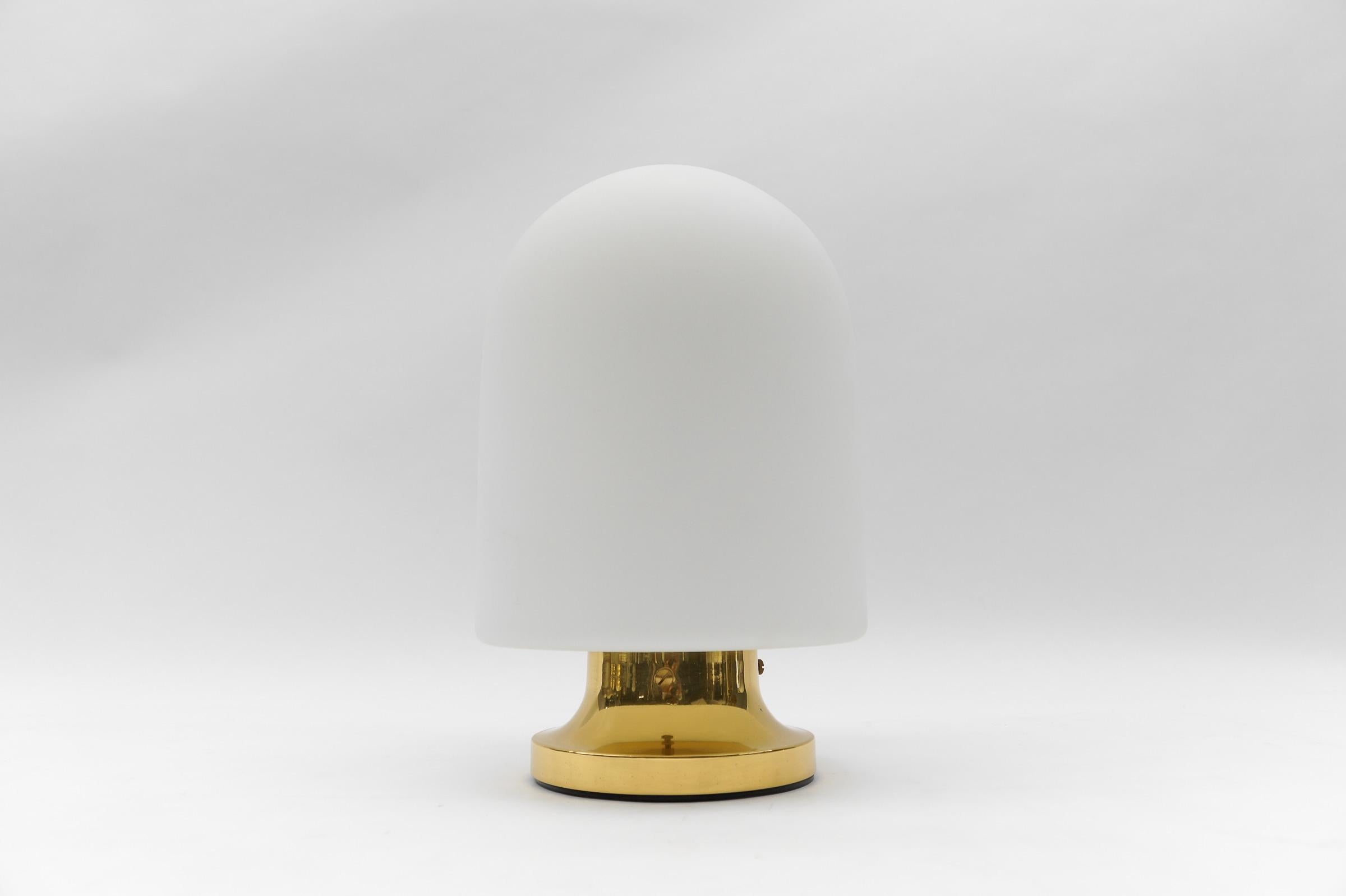 Große Opalglas-Tischlampe von Peill & Putzler, Deutschland, 1960er Jahre


Die Lampe benötigt 1 x E14 / E15 Edison Schraube fit Glühbirne, ist verkabelt, und in funktionsfähigem Zustand. Er läuft sowohl mit 110 als auch mit 230 Volt.

Sehr elegant