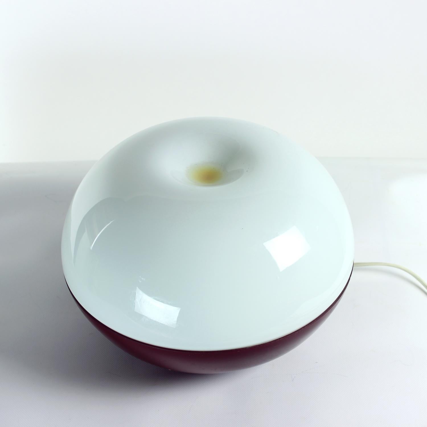 Gran lámpara de mesa de cristal opalino, Checoslovaquia Años 60 mediados del siglo XX en venta