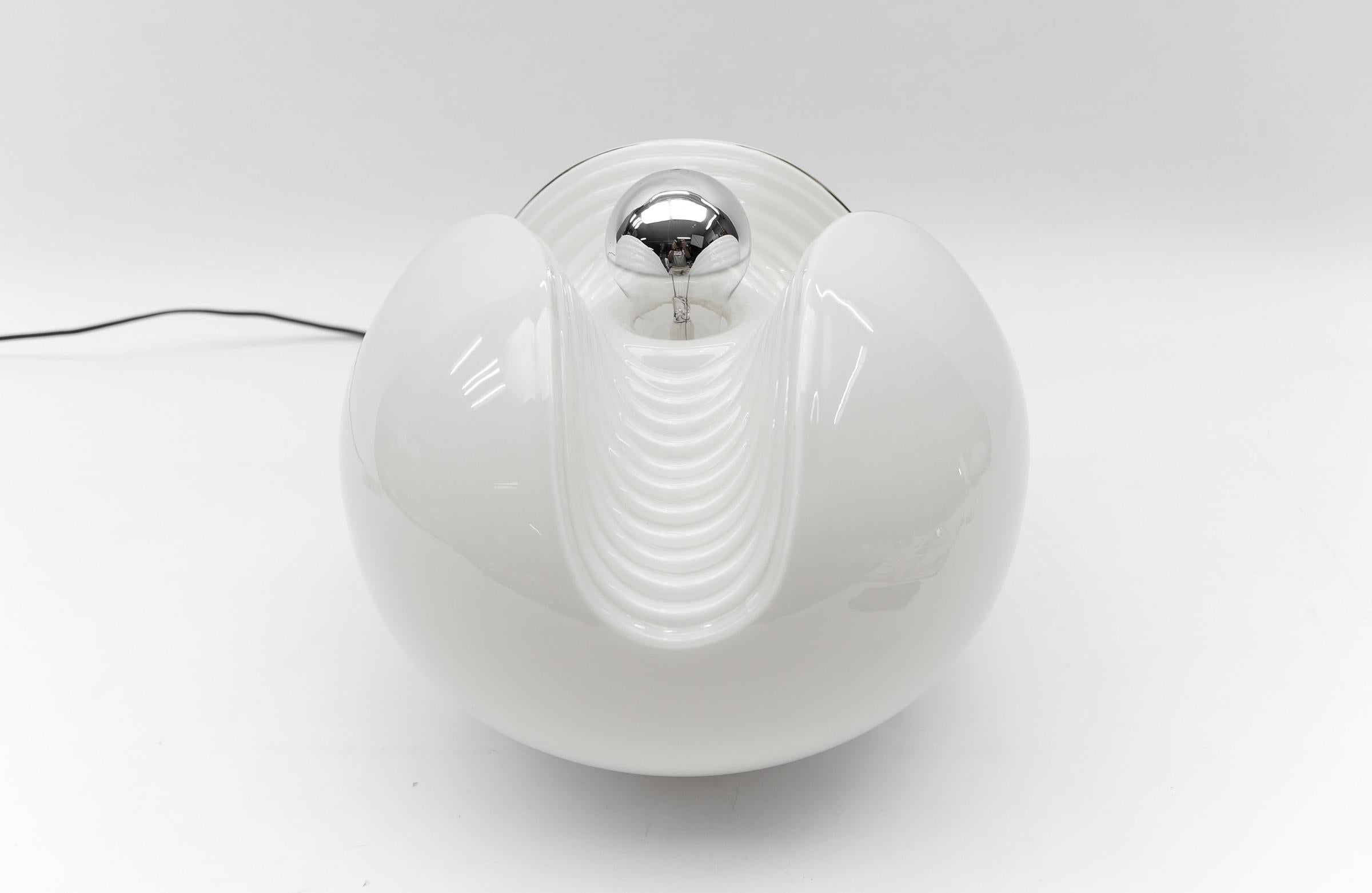Milieu du XXe siècle Grande lampe de table en verre opalin 