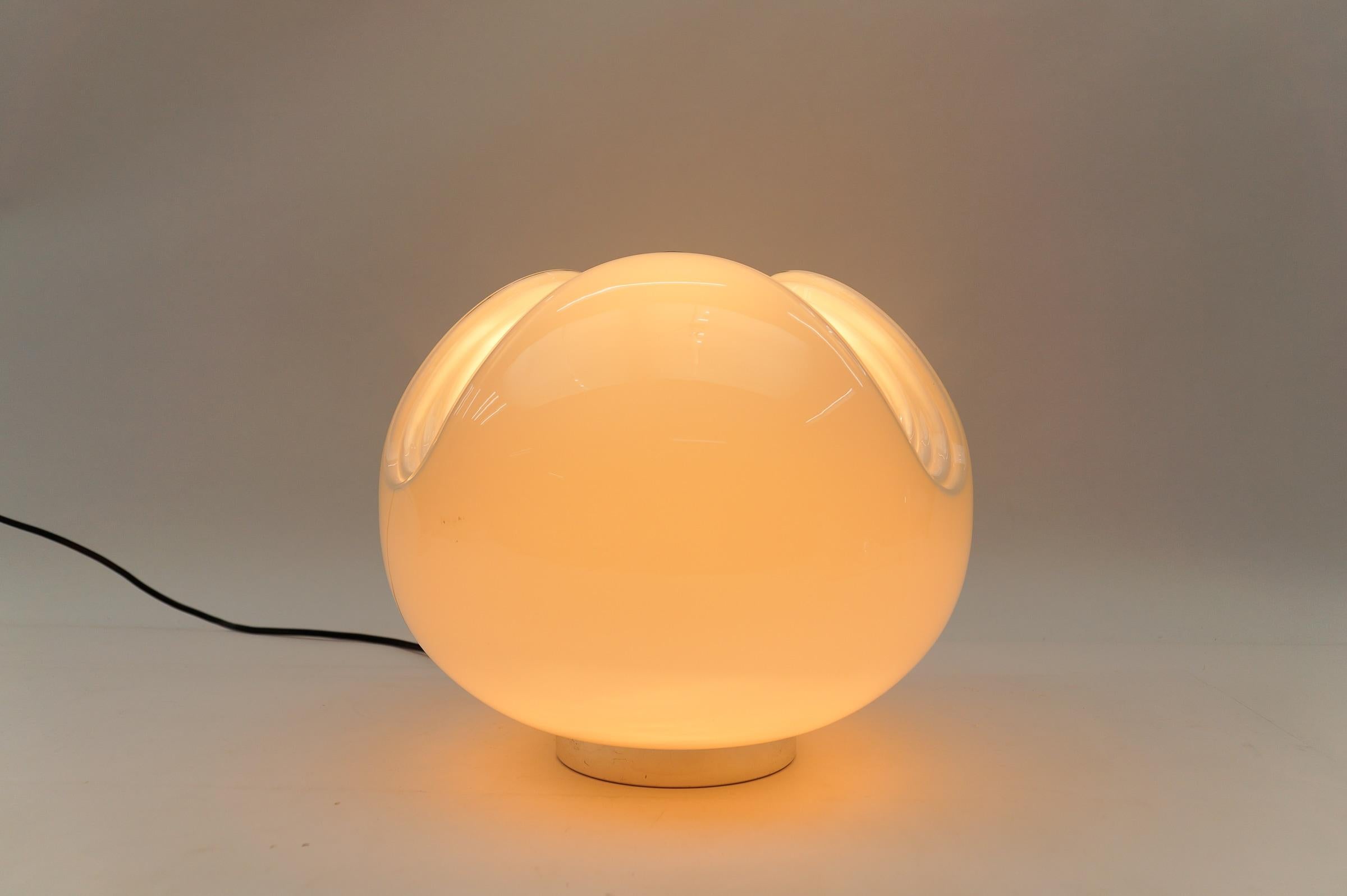Grande lampe de table en verre opalin 
