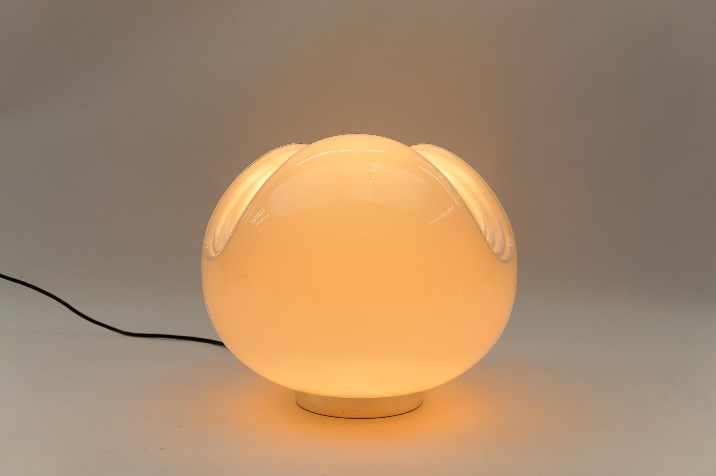 Gran lámpara de mesa de cristal opalino 