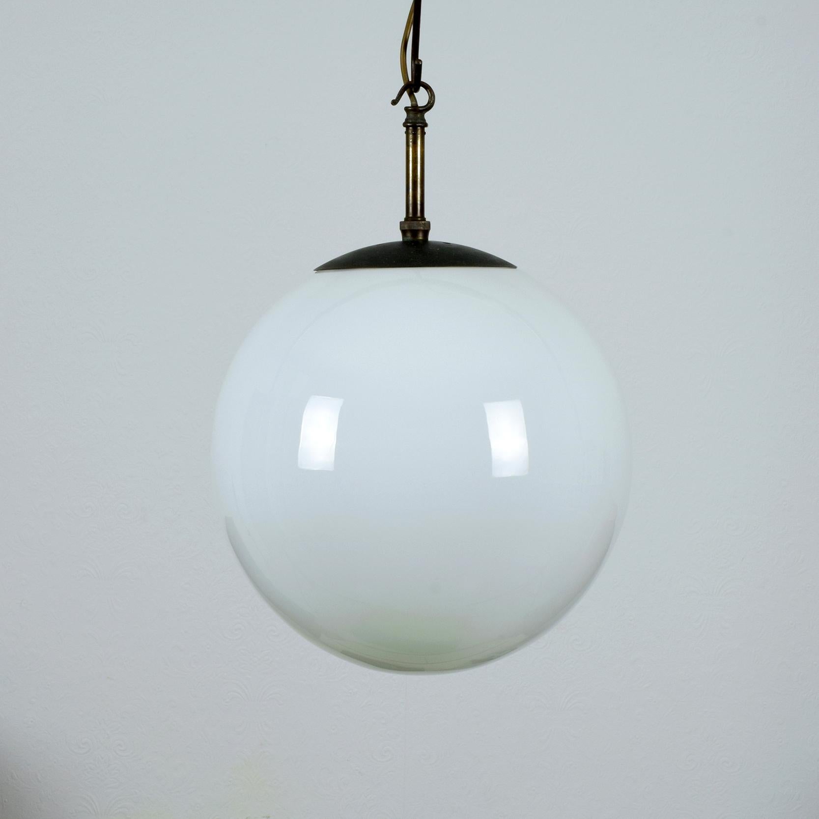 Magnifique lampe globe en verre opalin blanc des années 1920.
Robinetterie lourde en laiton patiné et vieilli de haute qualité.

Provenance : Hove Museum & Art Gallery, Brighton and Hove City, UK. La lampe date de l'ouverture du musée en