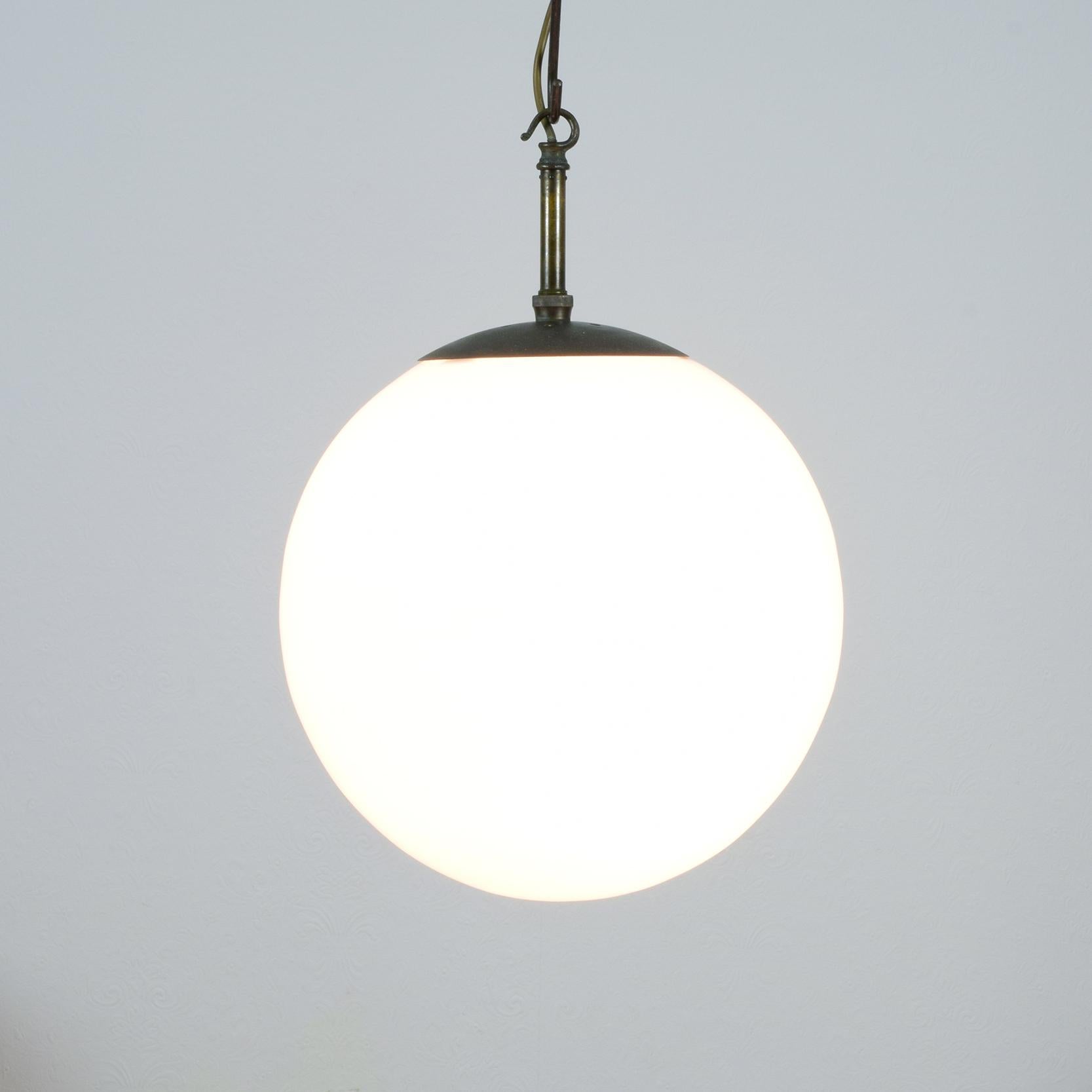 Art déco Grande lampe suspendue en forme de globe opalin, années 1920, moderniste britannique, très ancienne en vente