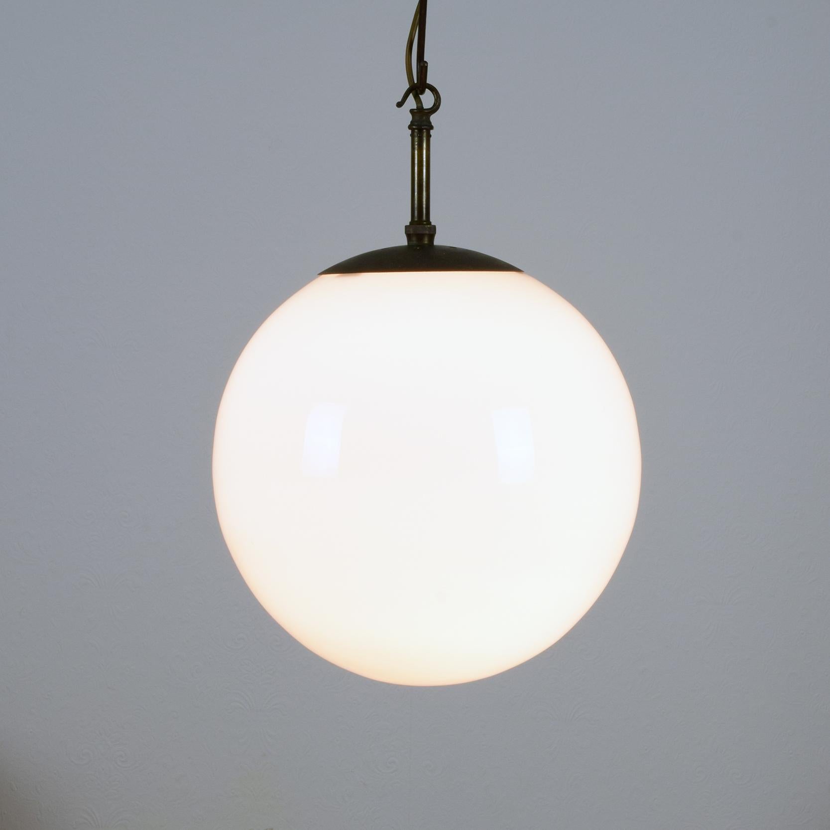 Britannique Grande lampe suspendue en forme de globe opalin, années 1920, moderniste britannique, très ancienne en vente