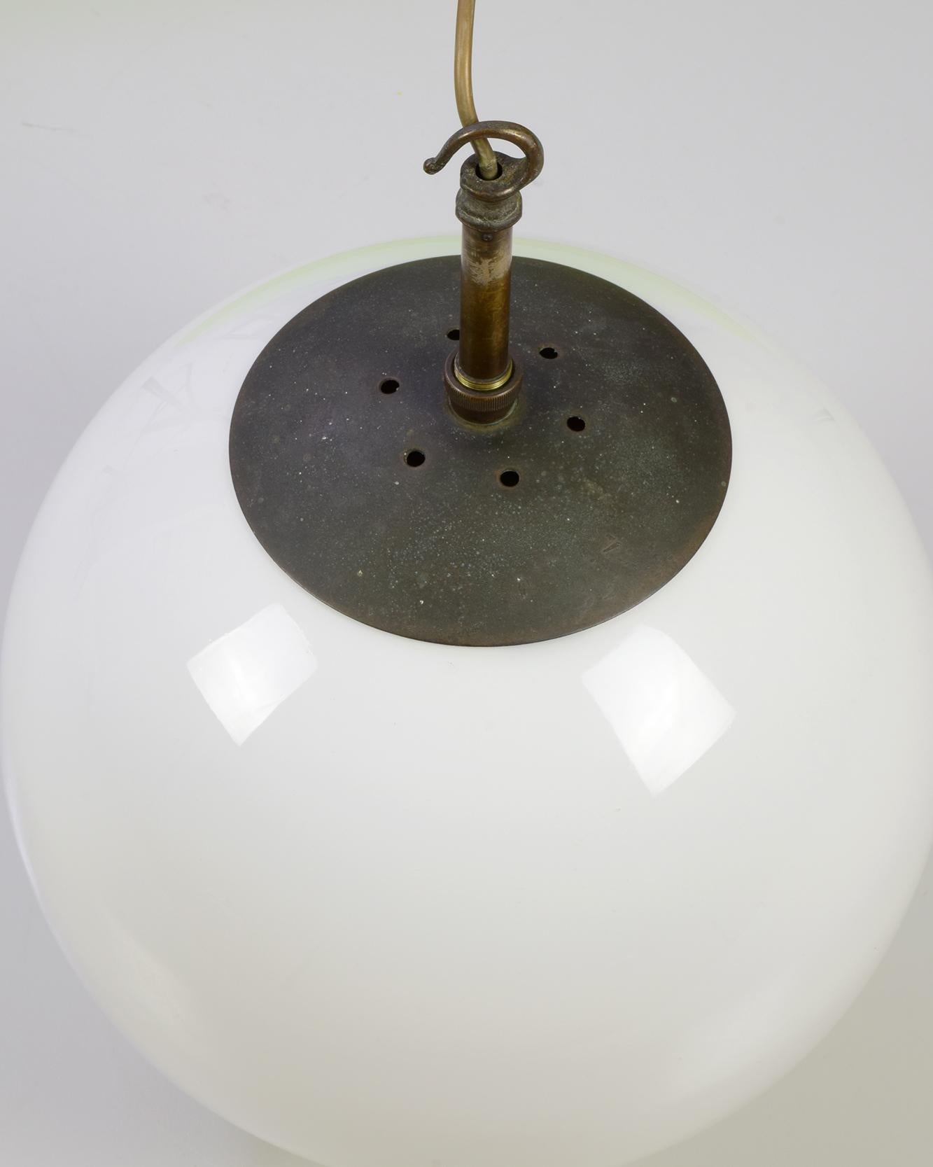 Laiton Grande lampe suspendue en forme de globe opalin, années 1920, moderniste britannique, très ancienne en vente