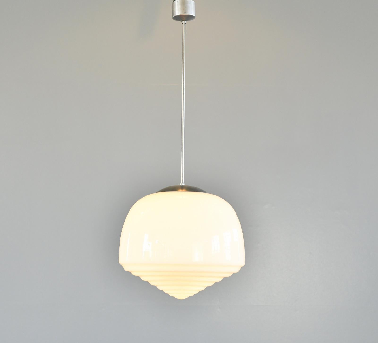 Grande lampada a sospensione opalina degli anni '30 circa

- Top in Steele
- Paralume in vetro opalino Step
- Adatto a lampadine con attacco E27
- Viene fornito con 120 cm di stelo e il CAP originale.
- Tedesco ~ Anni '30
- 40 cm di larghezza x 100