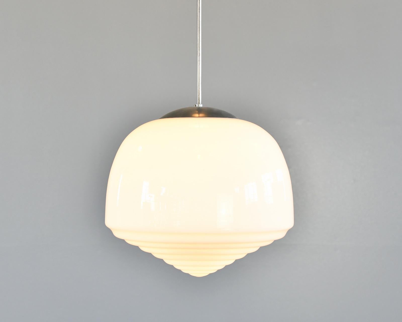 Art Déco Grande lampada a sospensione opalina degli anni '30 circa in vendita