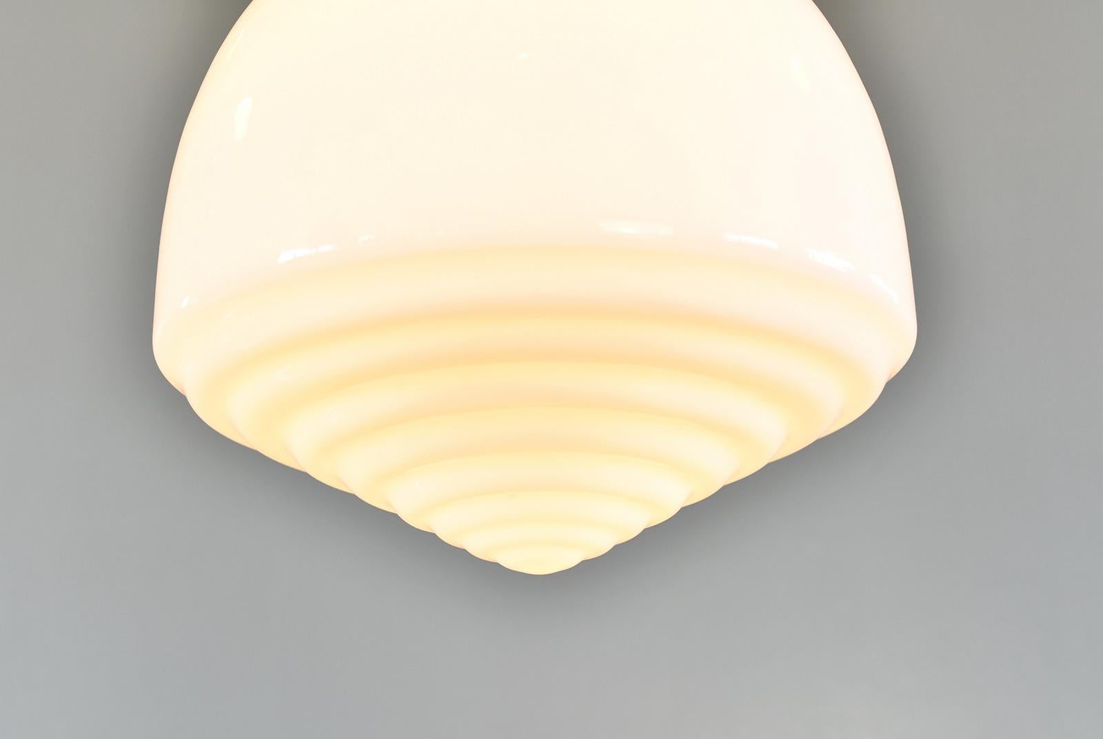 Tedesco Grande lampada a sospensione opalina degli anni '30 circa in vendita