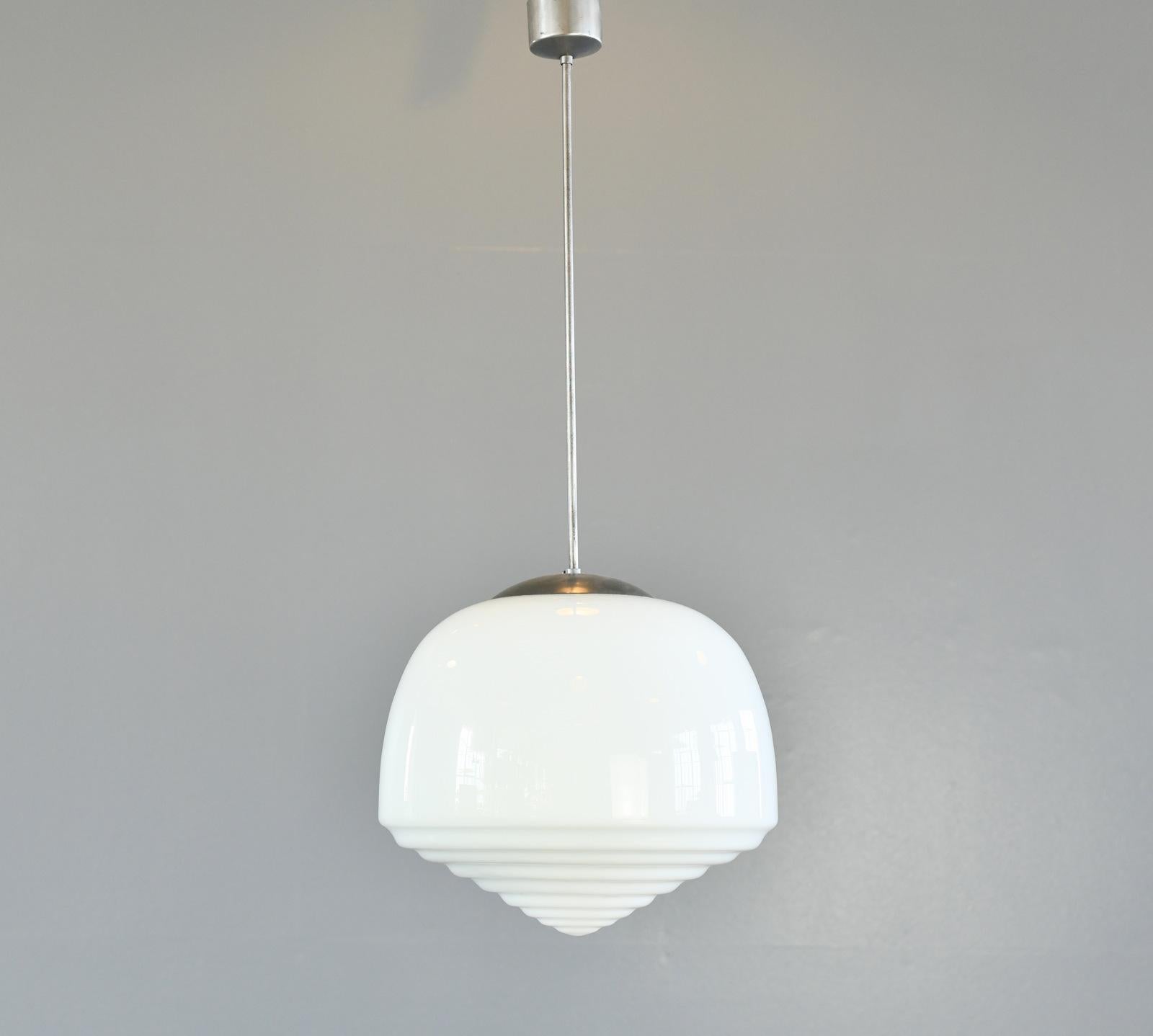 Metà XX secolo Grande lampada a sospensione opalina degli anni '30 circa in vendita