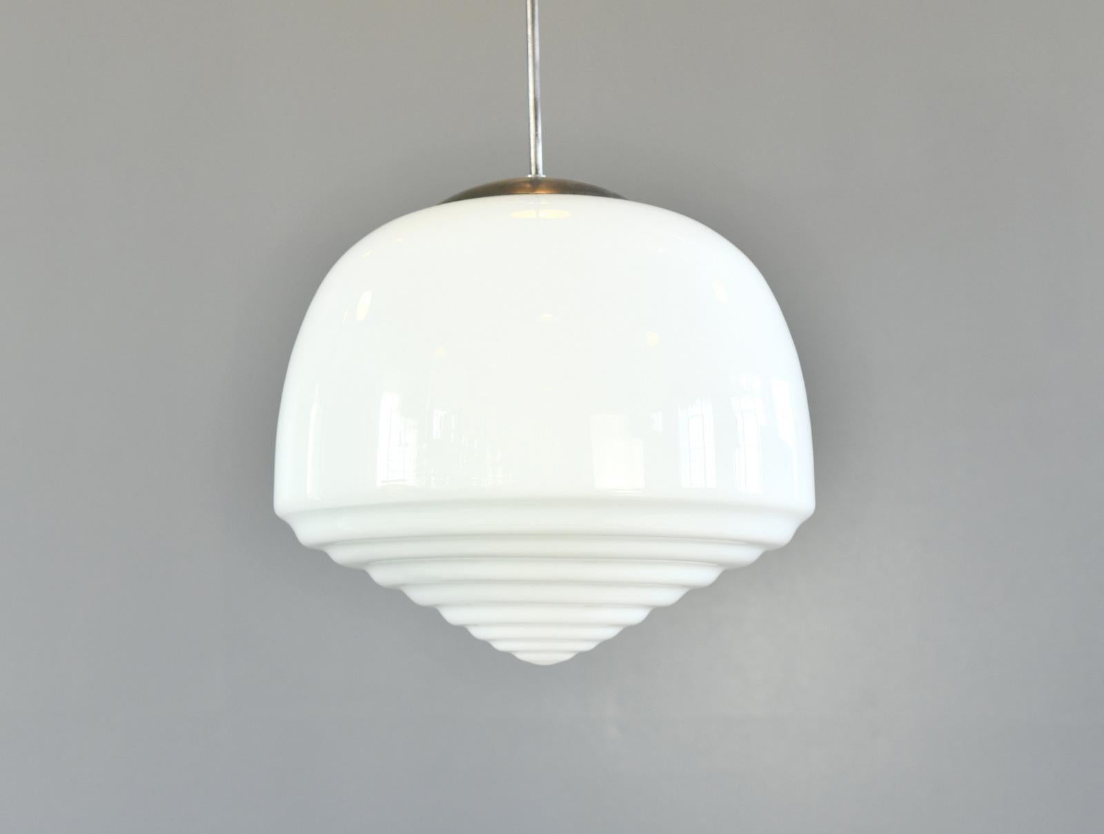 Vetro opalino Grande lampada a sospensione opalina degli anni '30 circa in vendita