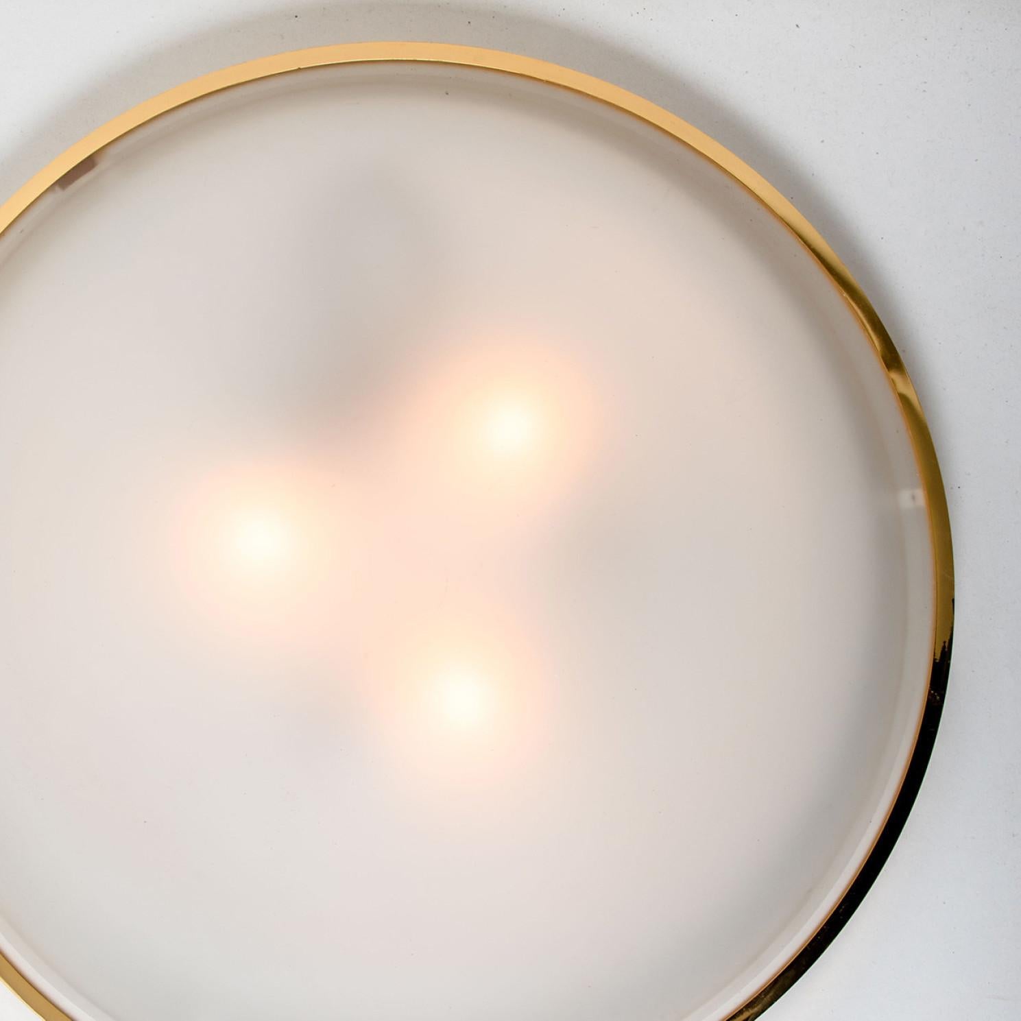 Grande lampe de chasse en verre opaque et laiton par Glashütte Limburg, années 1960 en vente 3
