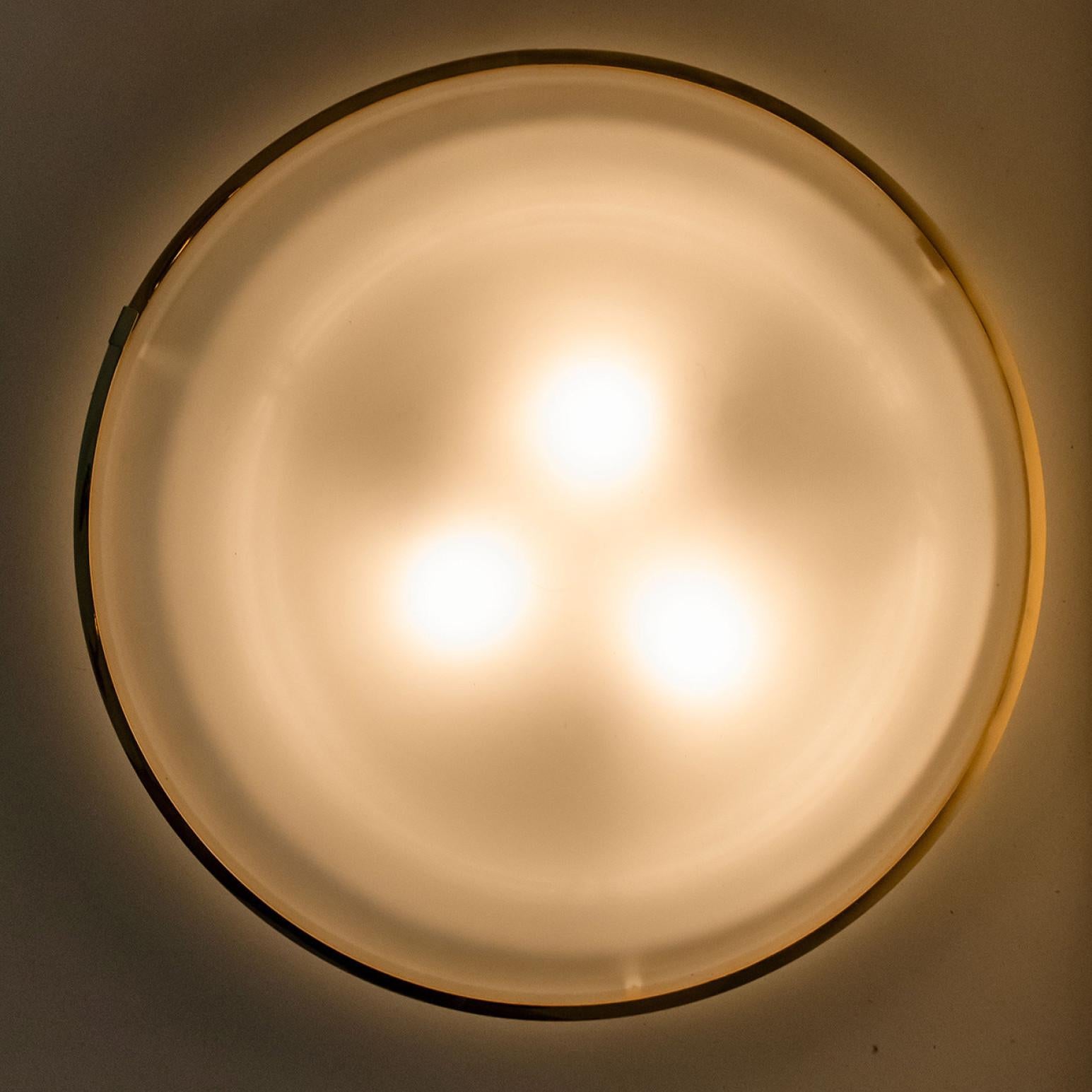 Grande lampe de chasse en verre opaque et laiton par Glashütte Limburg, années 1960 en vente 5