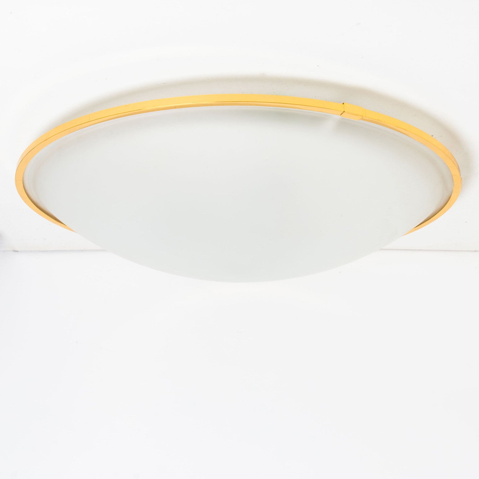 Grande lampe de chasse en verre opaque et laiton par Glashütte Limburg, années 1960 en vente