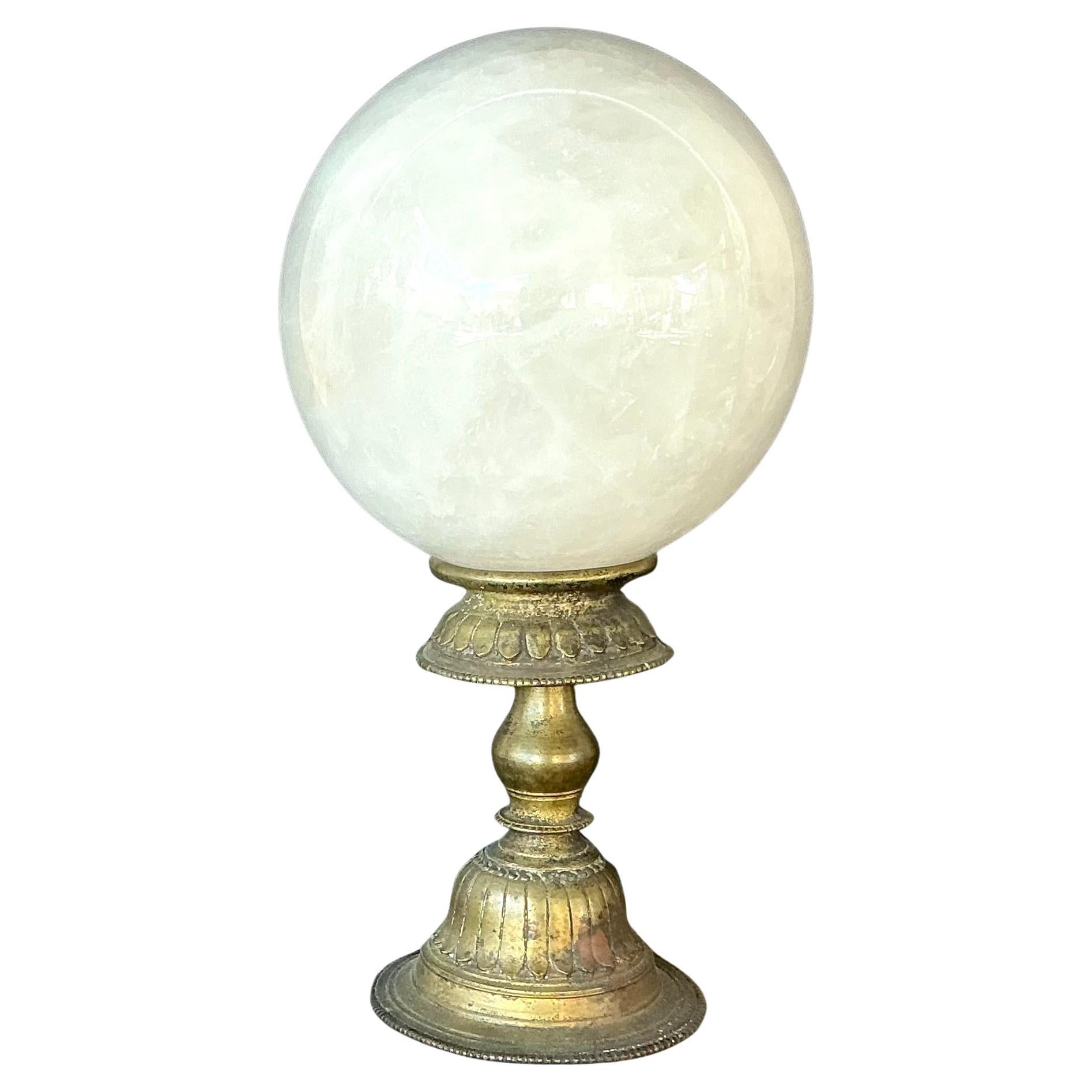 Grande sfera curativa in cristallo bianco opaco naturale su supporto in ottone. La palla pesante pesa circa 22 libbre e ha una circonferenza di 24 pollici. La sfera con il supporto misura 14,4 pollici di altezza.  Tradizionalmente si ritiene che il
