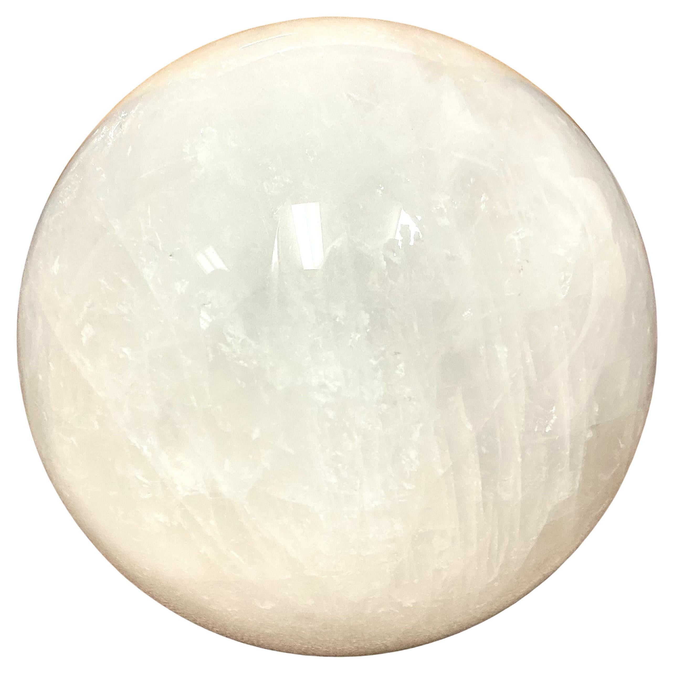 Organico moderno Grande sfera di cristallo opaco di quarzo bianco su supporto in vendita