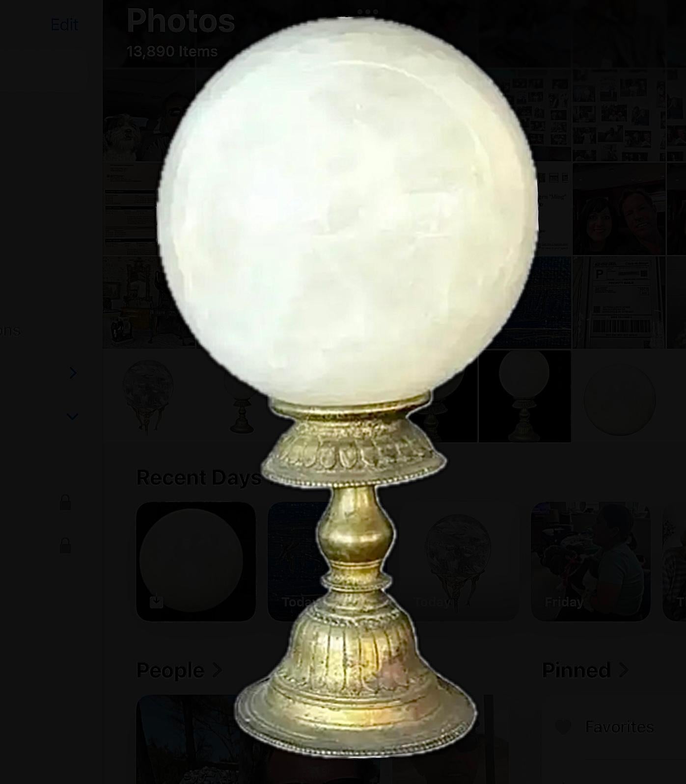 Grande sfera di cristallo opaco di quarzo bianco su supporto in vendita 1
