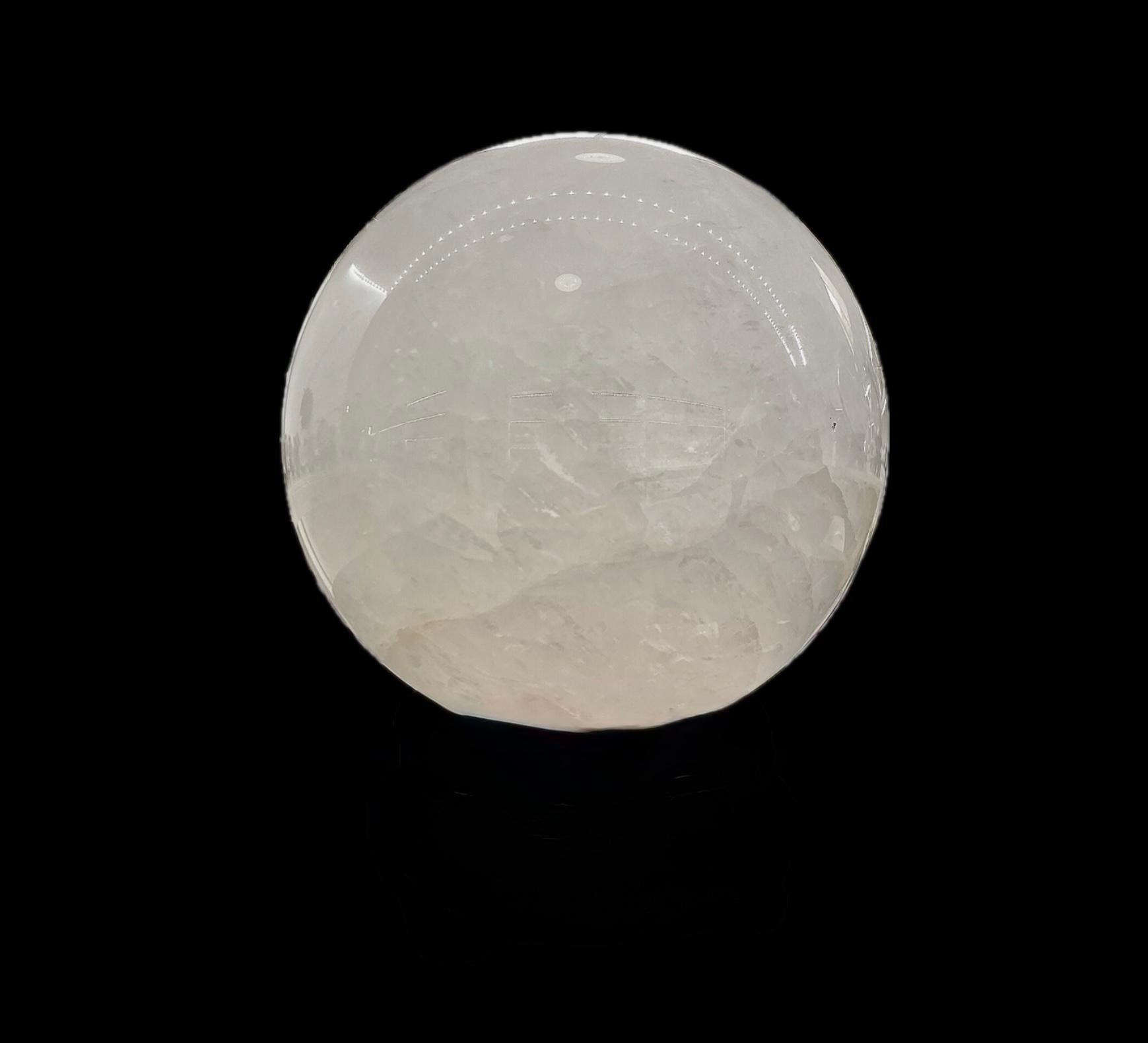 Grande sfera di cristallo opaco di quarzo bianco su supporto in vendita 2