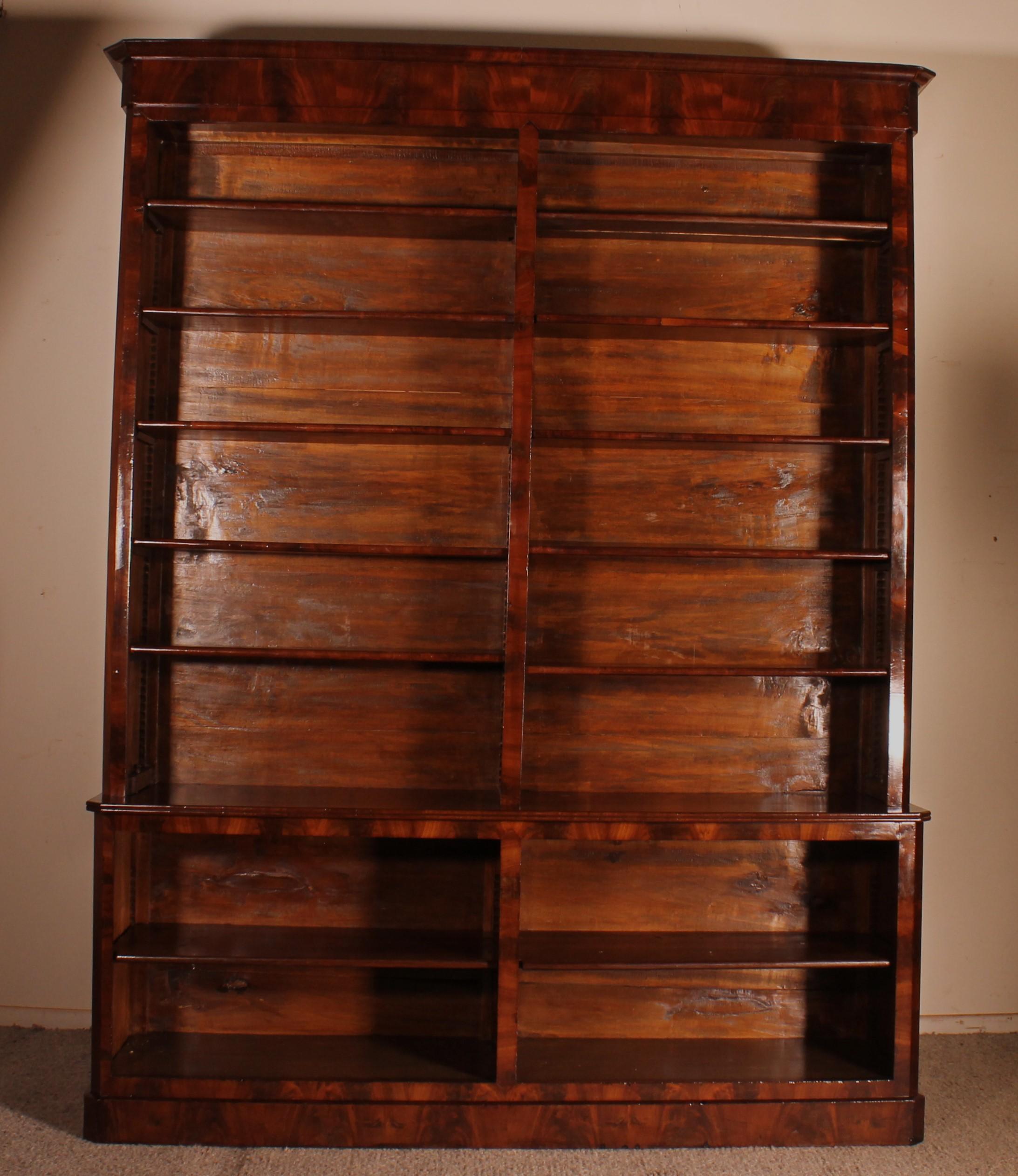 Elegante grande bibliothèque ouverte en acajou du 19ème siècle provenant de France
Très belle bibliothèque ouverte de grande taille et haute qui est inhabituelle avec une partie inférieure plus profonde. Cela permet de présenter de grands objets et