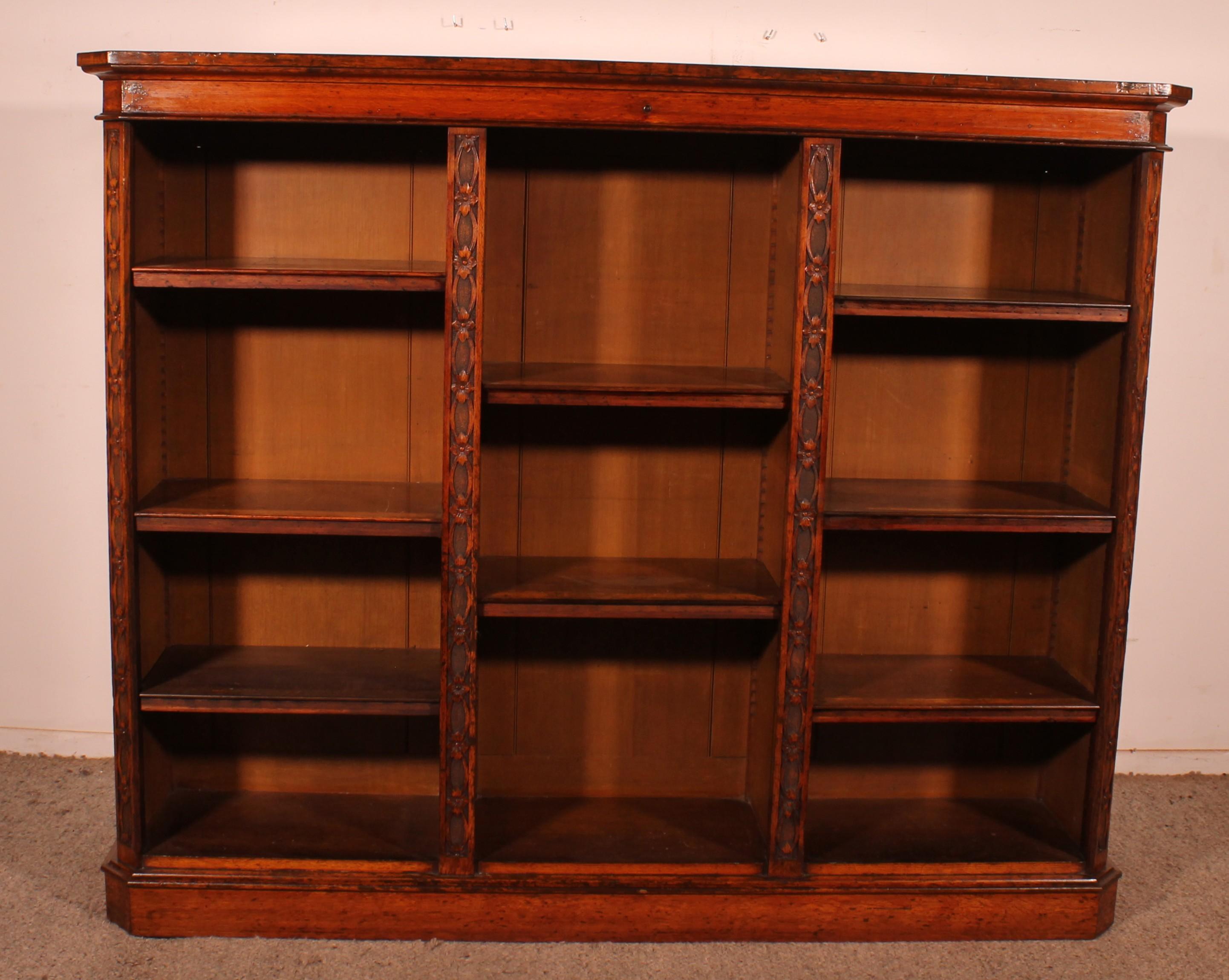 Elegant and rare large open bookcase in oak from the 19th century from England.

Very beautiful large, unusual model. Indeed, large open bookcases are rare to find. Our only one.
The four uprights are decorated with very elegant fine carvings.

Well