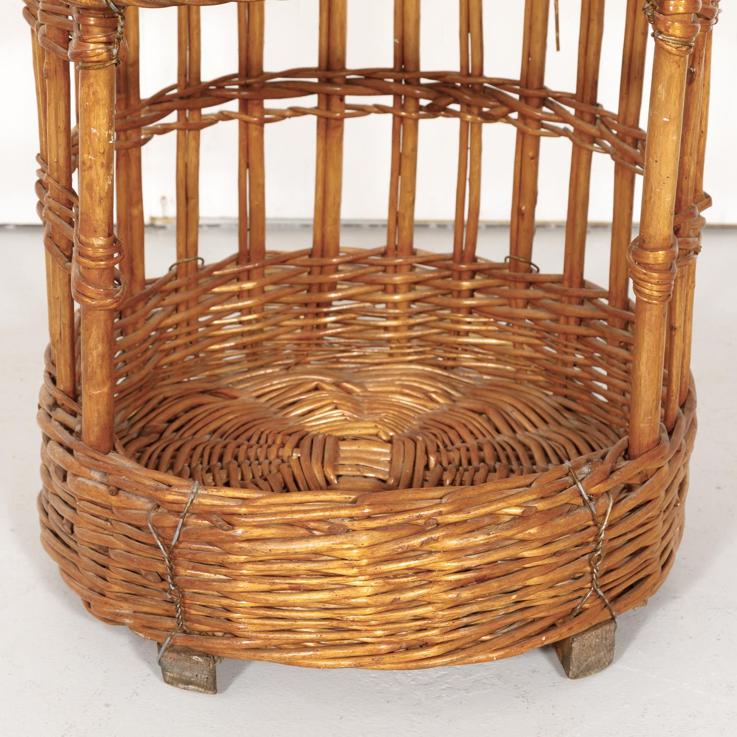 Large Open-Sided French Standing Willow Baguette Basket from Boulangerie In Good Condition In Birmingham, AL