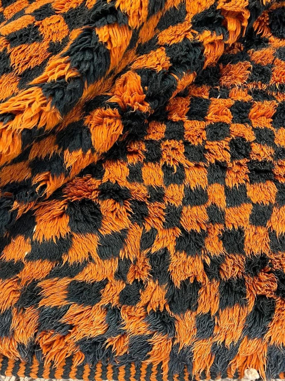 Moderno Grande tappeto arancione nero moderno marocchino a scacchi in lana Beni M'Rirt tessuto a mano in vendita