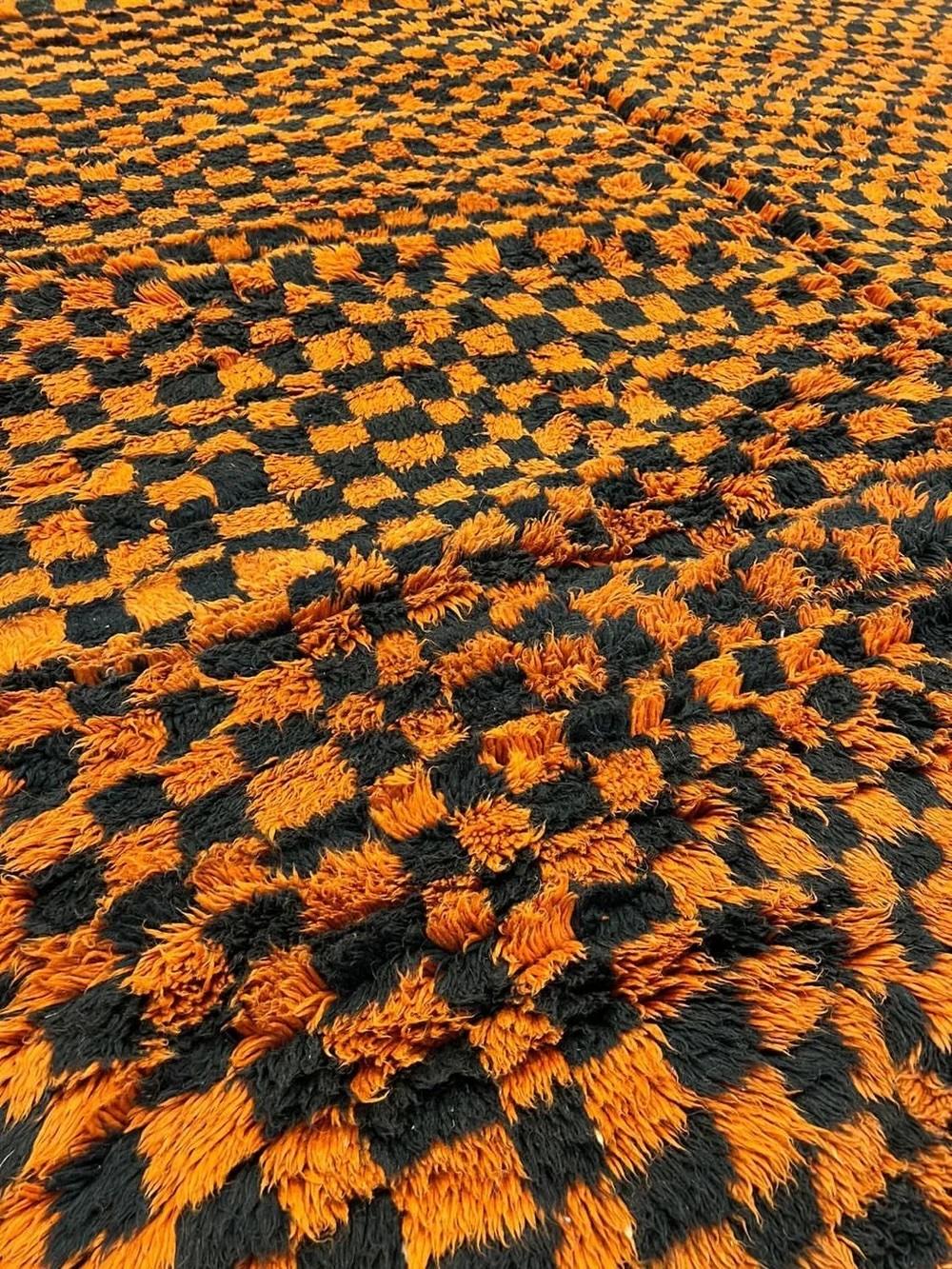 Tessuto Grande tappeto arancione nero moderno marocchino a scacchi in lana Beni M'Rirt tessuto a mano in vendita
