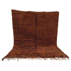 Grande tappeto arancione nero moderno marocchino a scacchi in lana Beni M'Rirt tessuto a mano