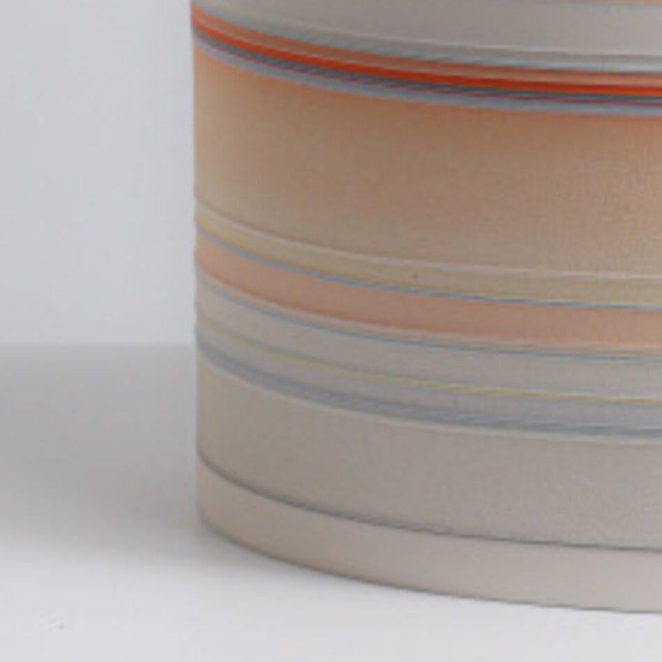 Rachel Foxwell è un'artista e scultrice contemporanea nota per le sue opere profondamente tattili ed emotivamente risonanti. La sua pratica è incentrata su materiali organici - argilla, tessuti, legno - che trasforma in forme astratte che esplorano