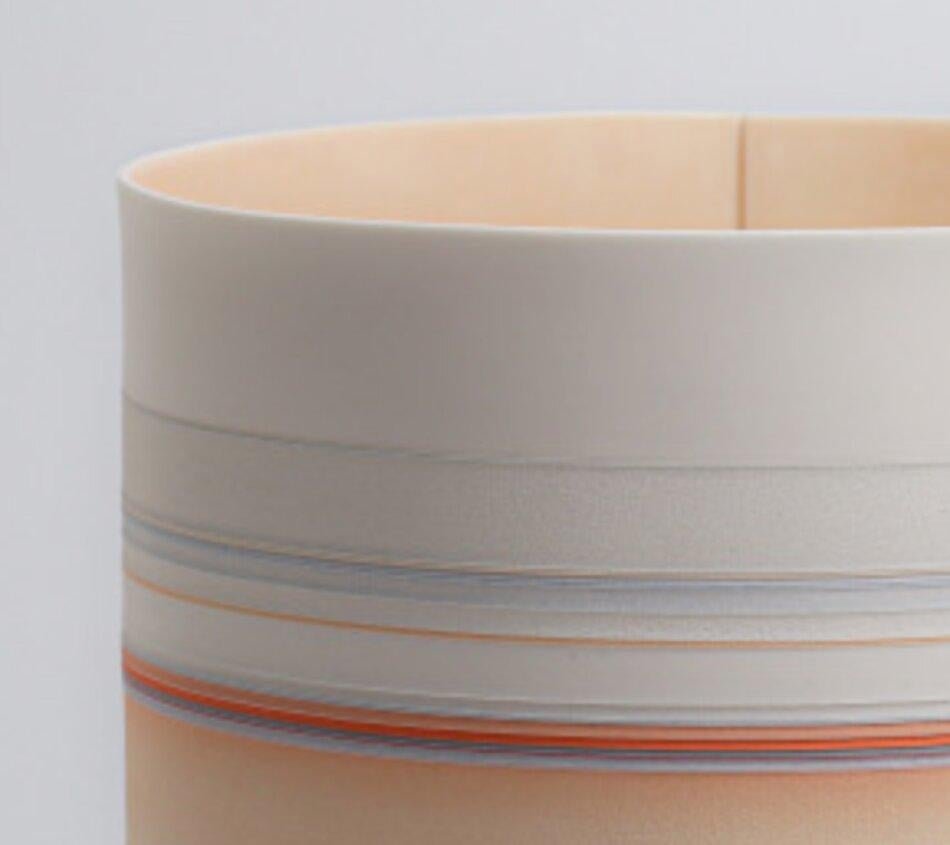 Minimalismo Grande vaso in porcellana arancione/blu di Rachel Foxwell in vendita