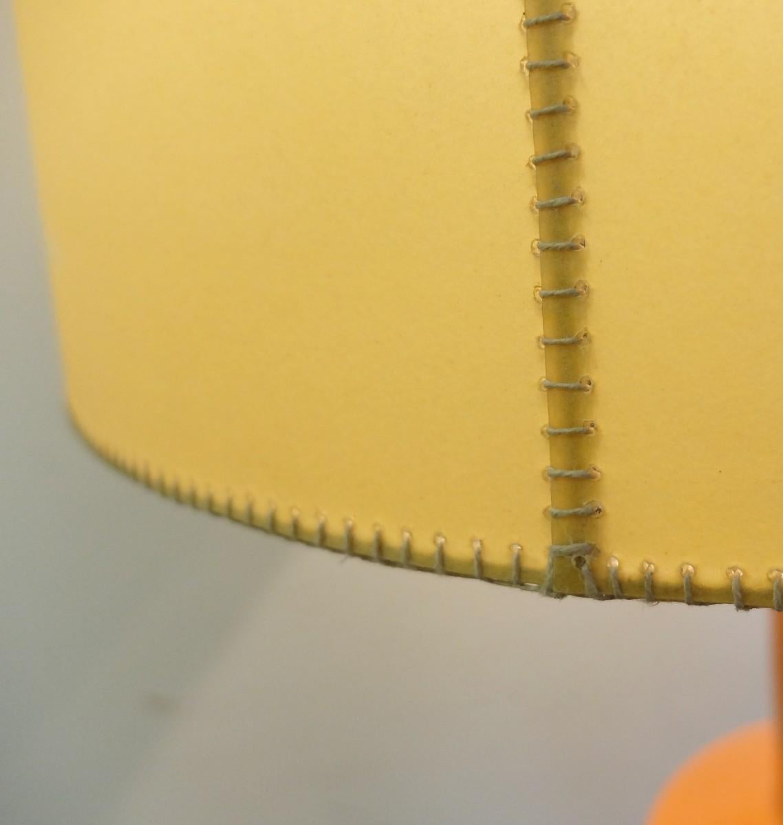 Mid-Century Modern Grande lampe de bureau orange avec abat-jour d'origine en vente