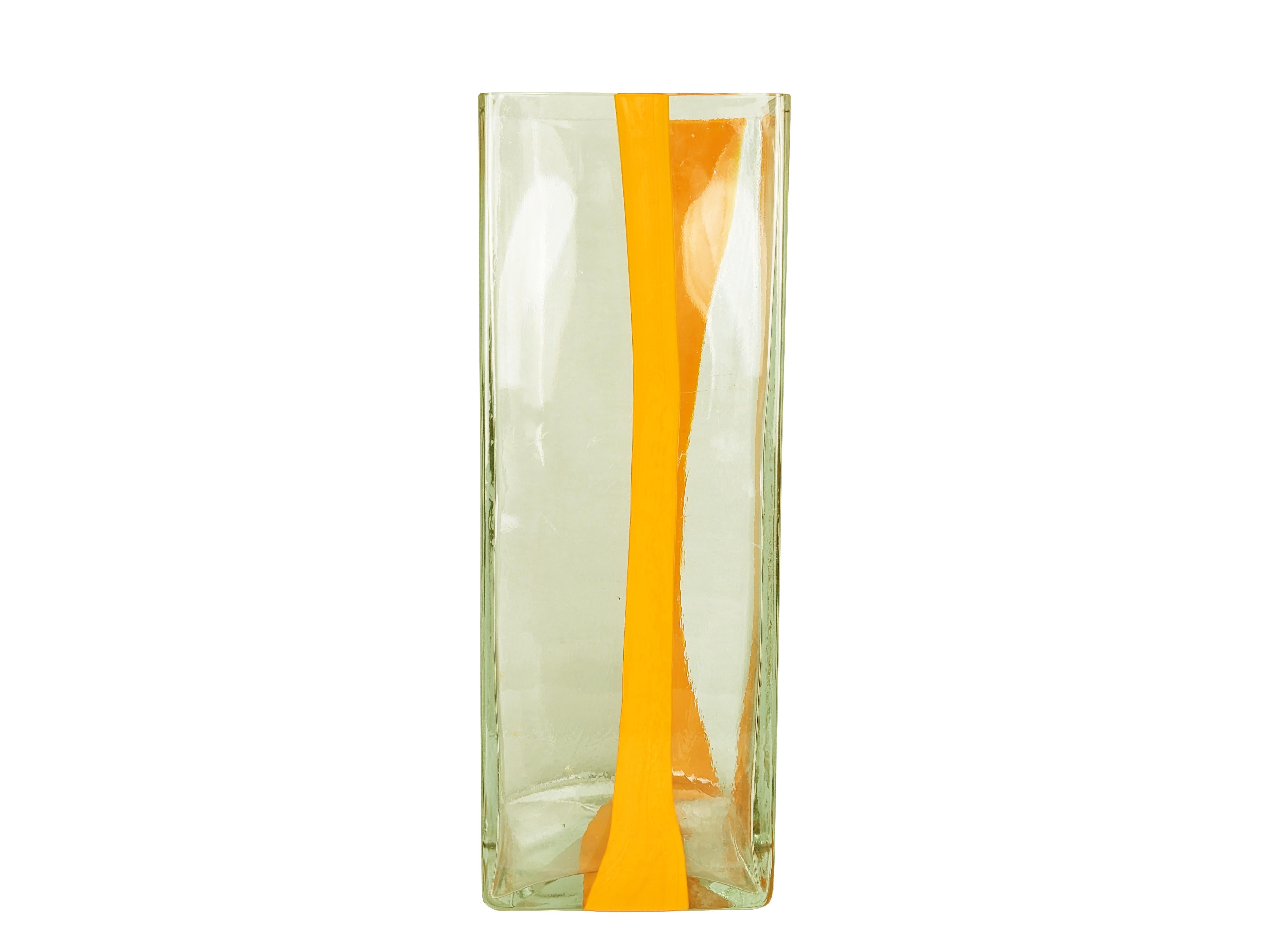 Grand vase/porte-parapluie en verre de Murano orange et transparent conçu par Pierre Cardin pour Venini dans les années 1970. Le vase est fabriqué selon la technique du verre moulé. La version de cette taille est assez rare. Il n'y a pas de