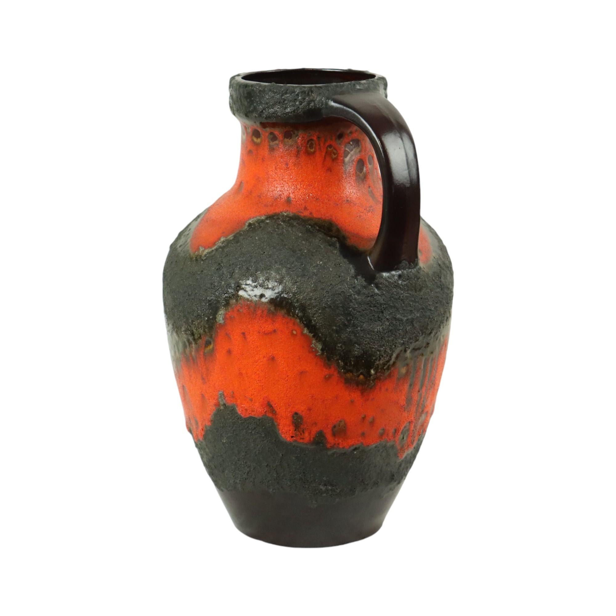 Bellissimo vaso grande arancione di lava grassa, di Carstens, Germania Ovest, anni '60-'70, numerato in basso 7315-45.

Germania Ovest era in realtà un nome collettivo per le ceramiche arrivate sul mercato all'incirca tra il 1950 e il 1990. Alcuni