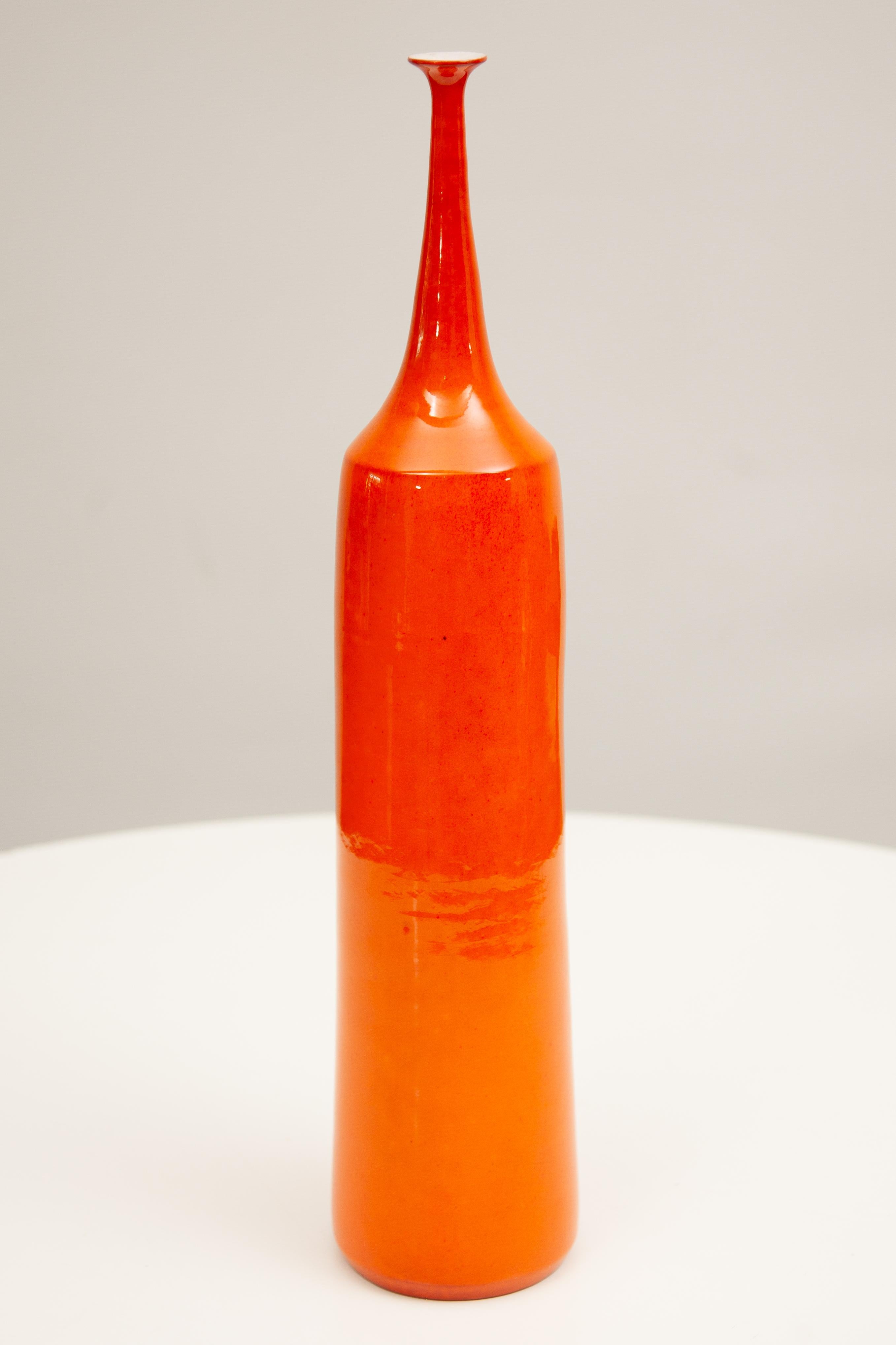 Vaso a collo piccolo in terracotta, prodotto a mano, con smalto arancione caldo/selenio a più strati. Vaso decorativo in ceramica sagomata disegnato da Paco e realizzato da un artista legato ad Amphora, Belgio, anni '60. Vaso decorativo in qualsiasi