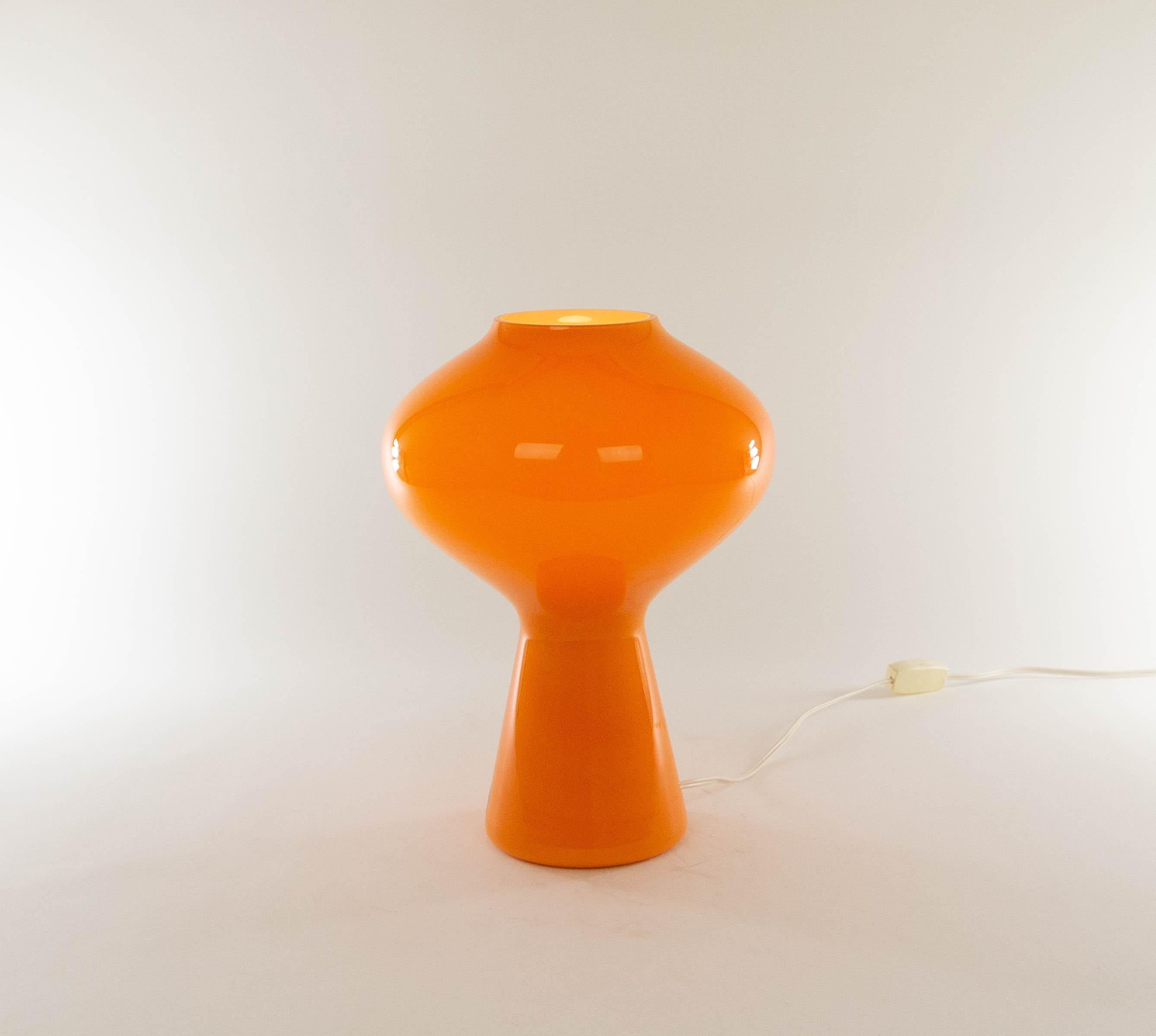 A hand blown orange colored glass Fungo table lamp designed by Massimo Vignelli at the start of his impressive career in design and executed by Murano glass specialist Venini. This is the largest size of the Fungo table lamp.

The Fungo lamp is