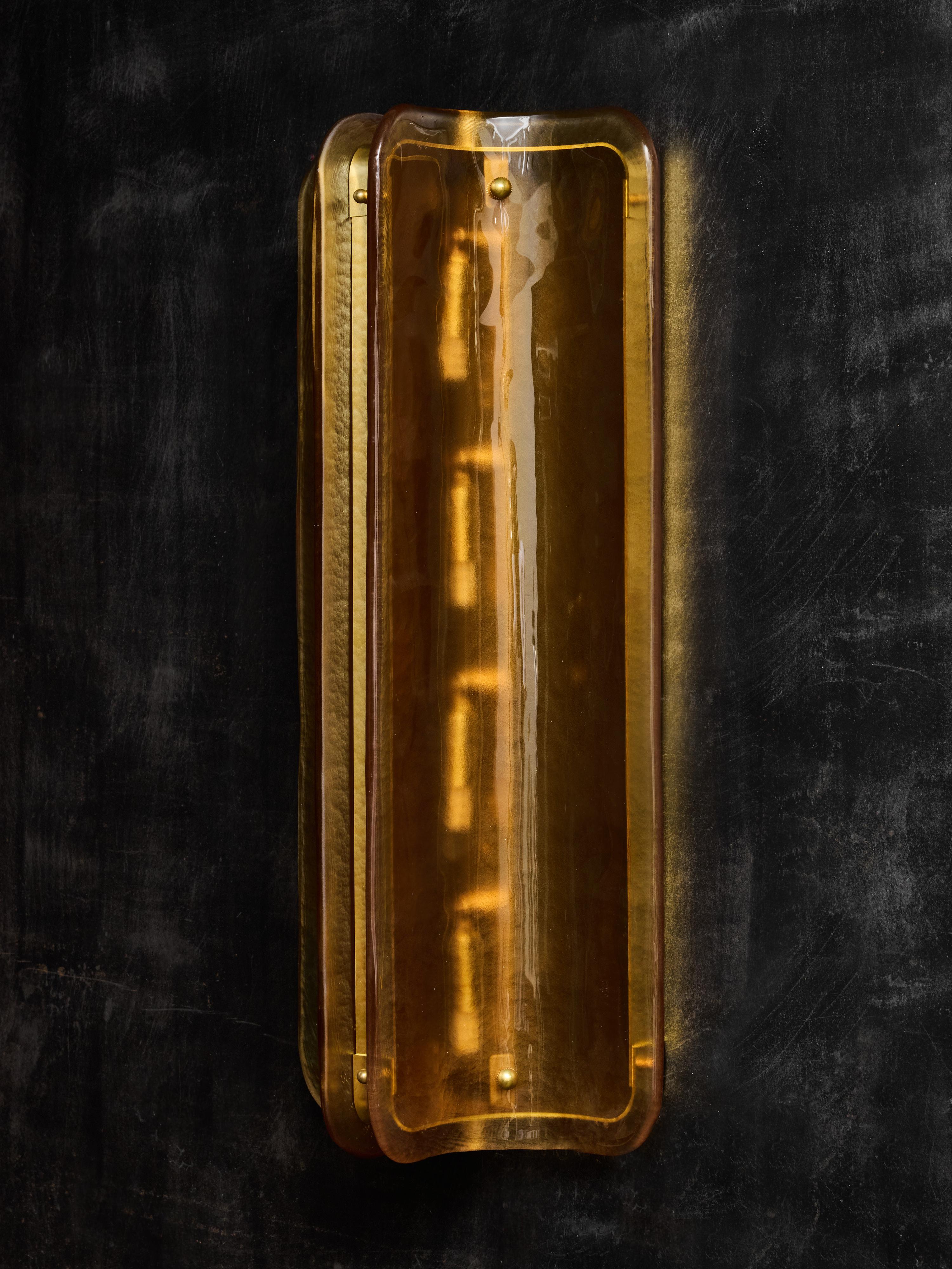 Italiano Grande applique arancione in vetro di Murano e ottone in vendita