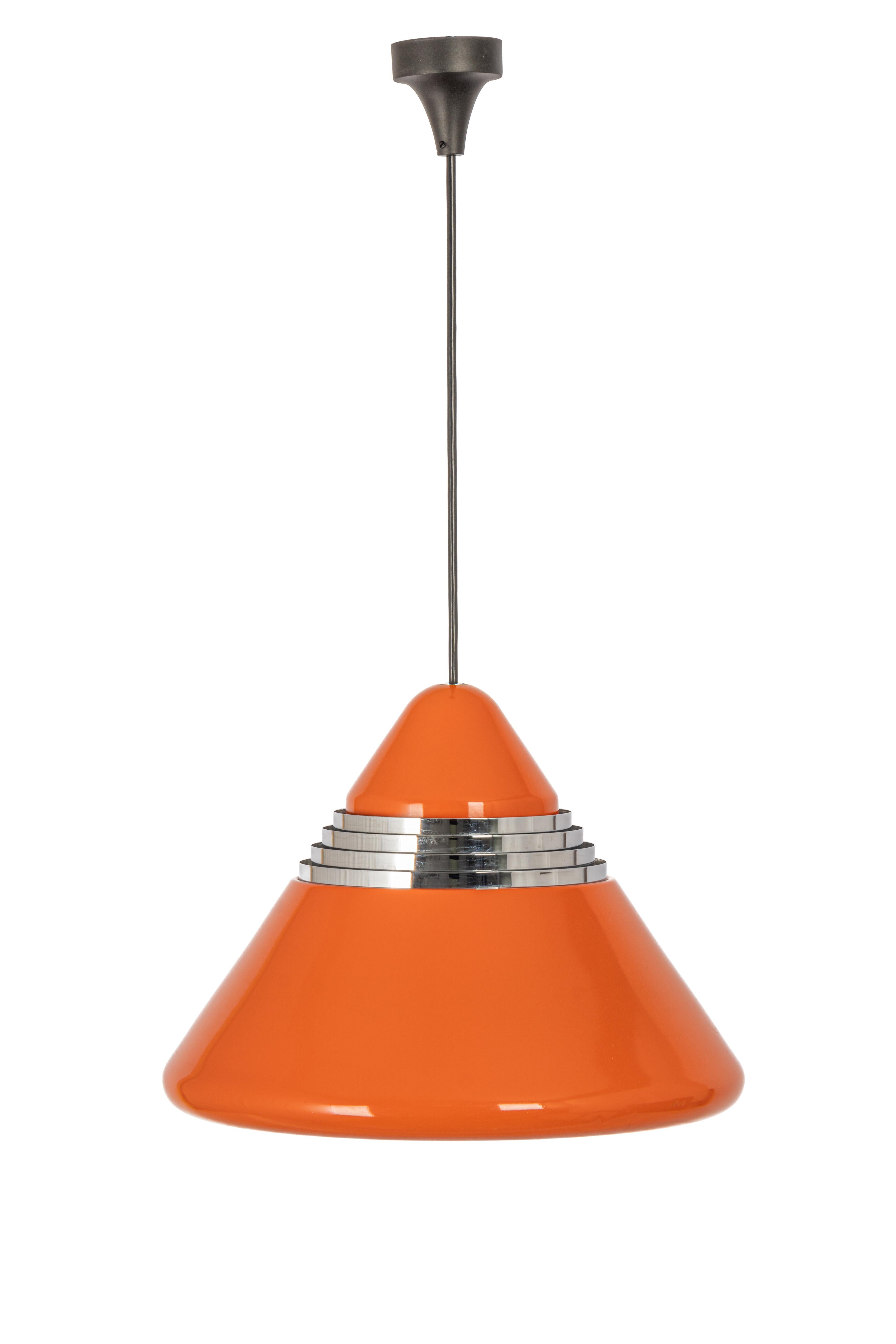 Superbe lampe suspendue conçue par Kazuo Motozawa pour Staff, Allemagne, 1970
De haute qualité, fabriqué en Allemagne, en chrome et en métal. Petits signes d'âge.

Le pendentif nécessite 1 ampoule E27 Standard.
Les ampoules ne sont pas incluses.