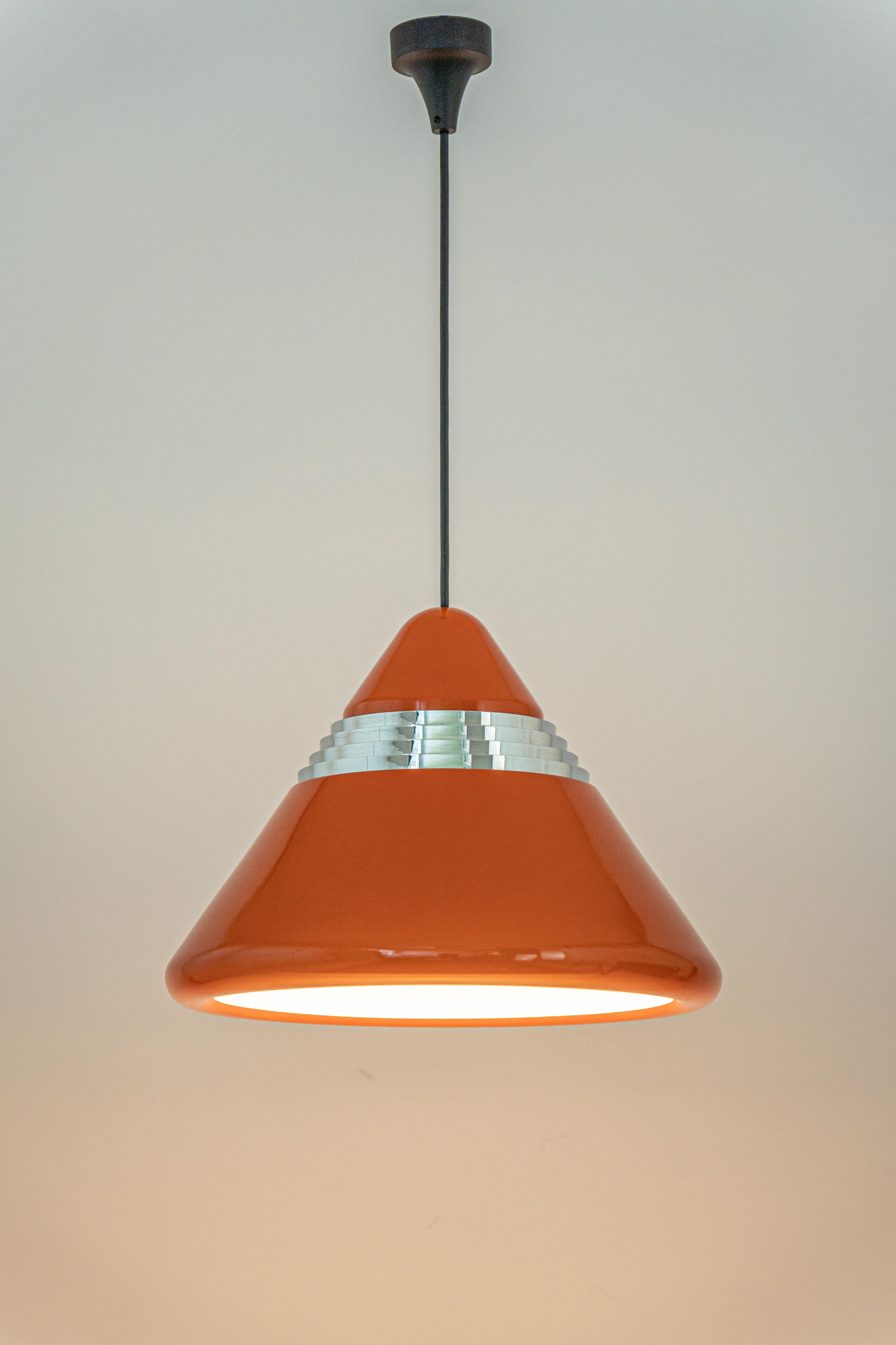 Fin du 20e siècle Grande lampe à suspension orange conçue par Kazuo Motozawa, Staff, 1970 en vente