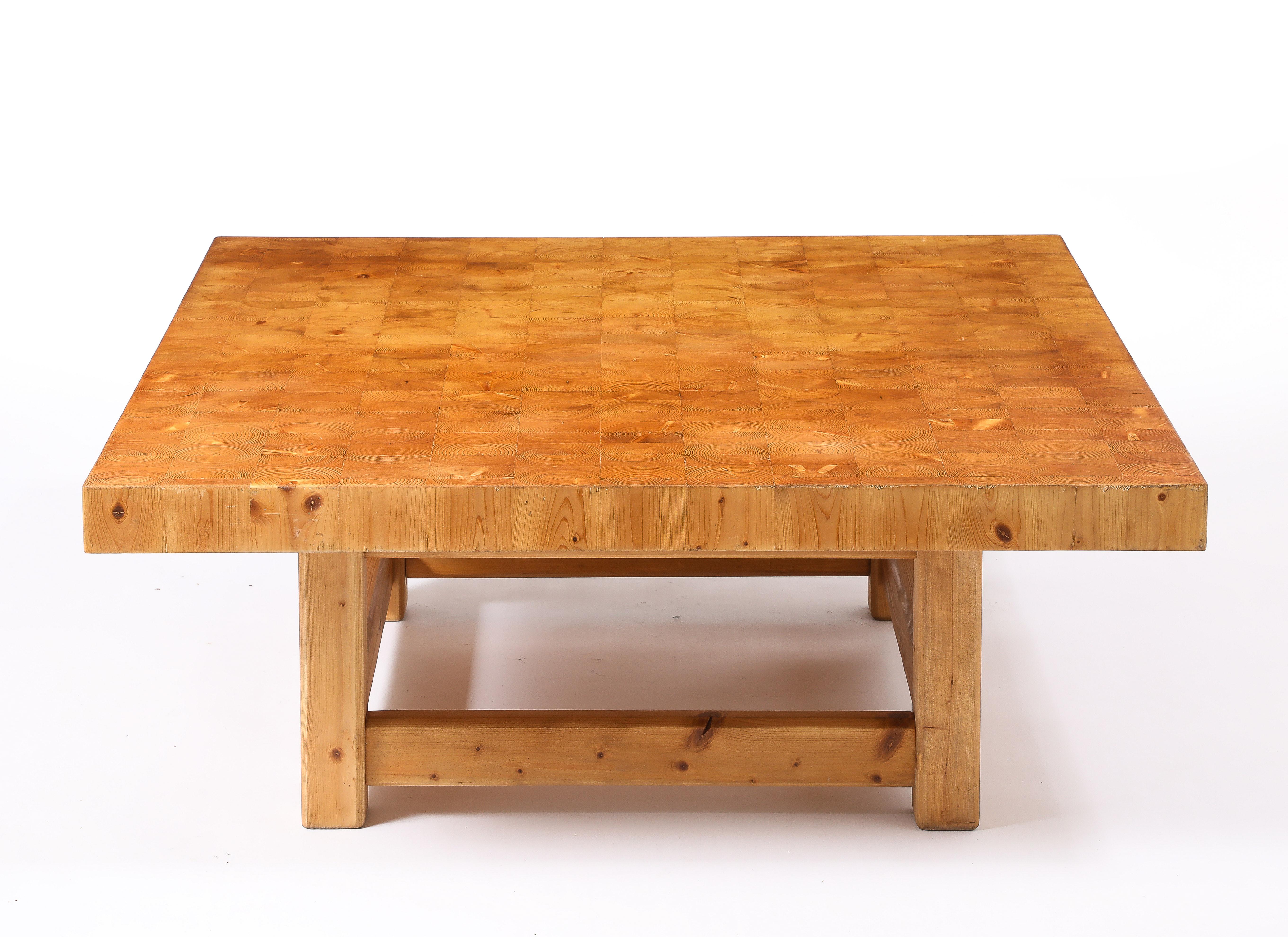 Une table basse extra-large sur une base carrée, le plateau est construit en utilisant la technique du bloc avec des veines verticales apparentes, un effet merveilleux avec une belle patine.